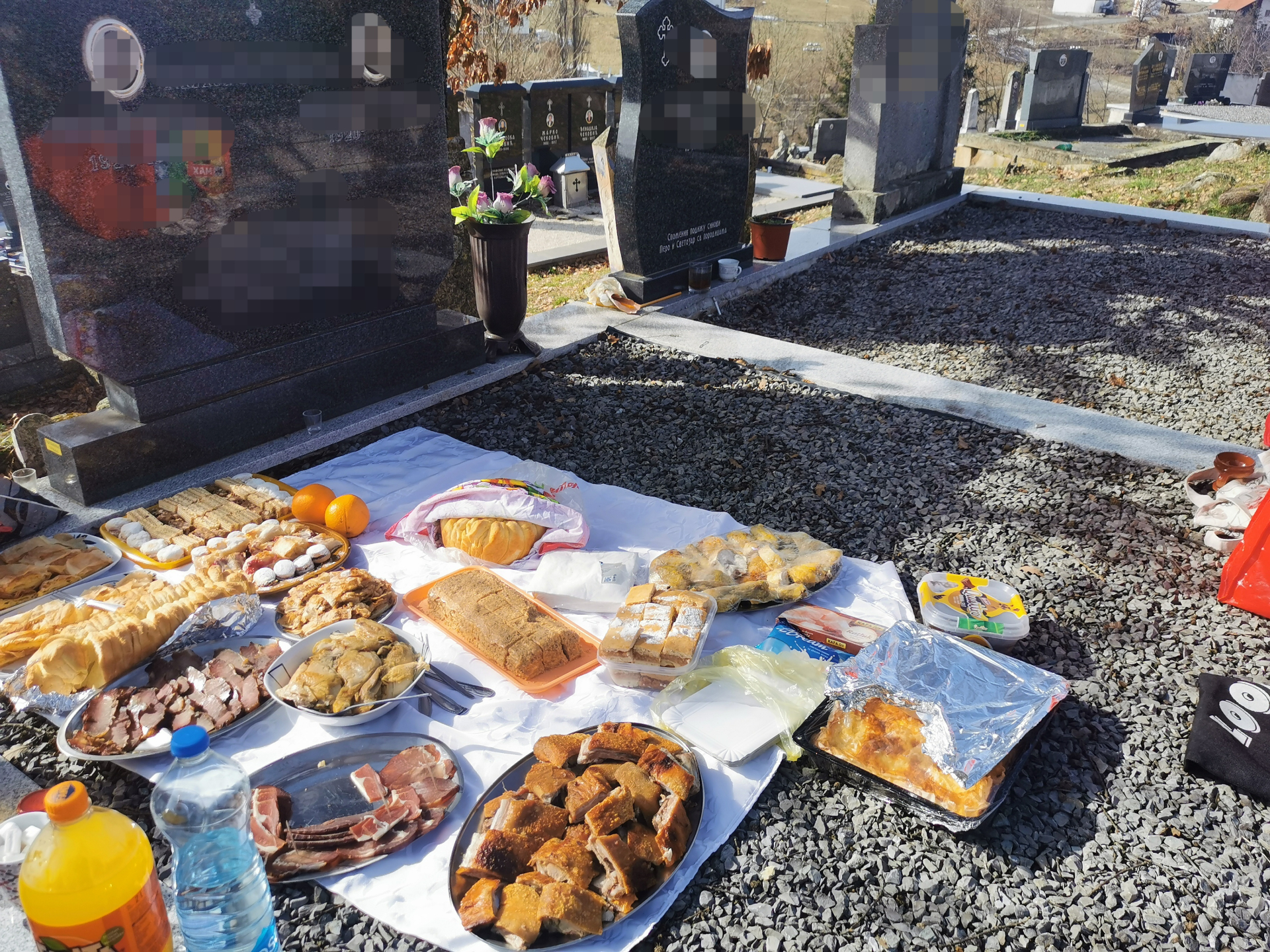 Obilje hrane danas se iznosi na grobove, ali to je potpuno pogrešno: Etnolog otkriva kako bi zapravo trebalo da se obeleže Zadušnice, samo jednu stvar je neophodno poneti