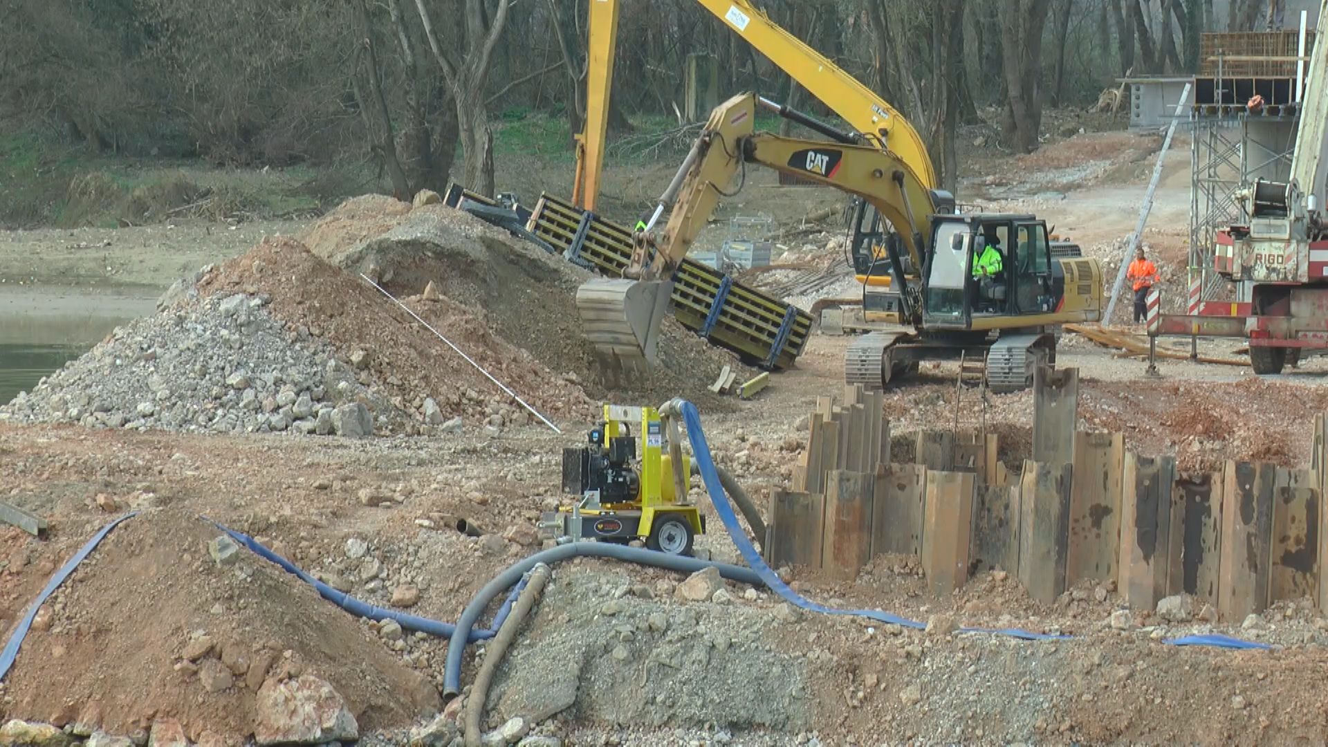 Bio je rizičan i stalno se krpio: Srušen viseći most preko Velike Morave kod Svilajnca - gradi se novi betonski za sve vrste vozila (FOTO)