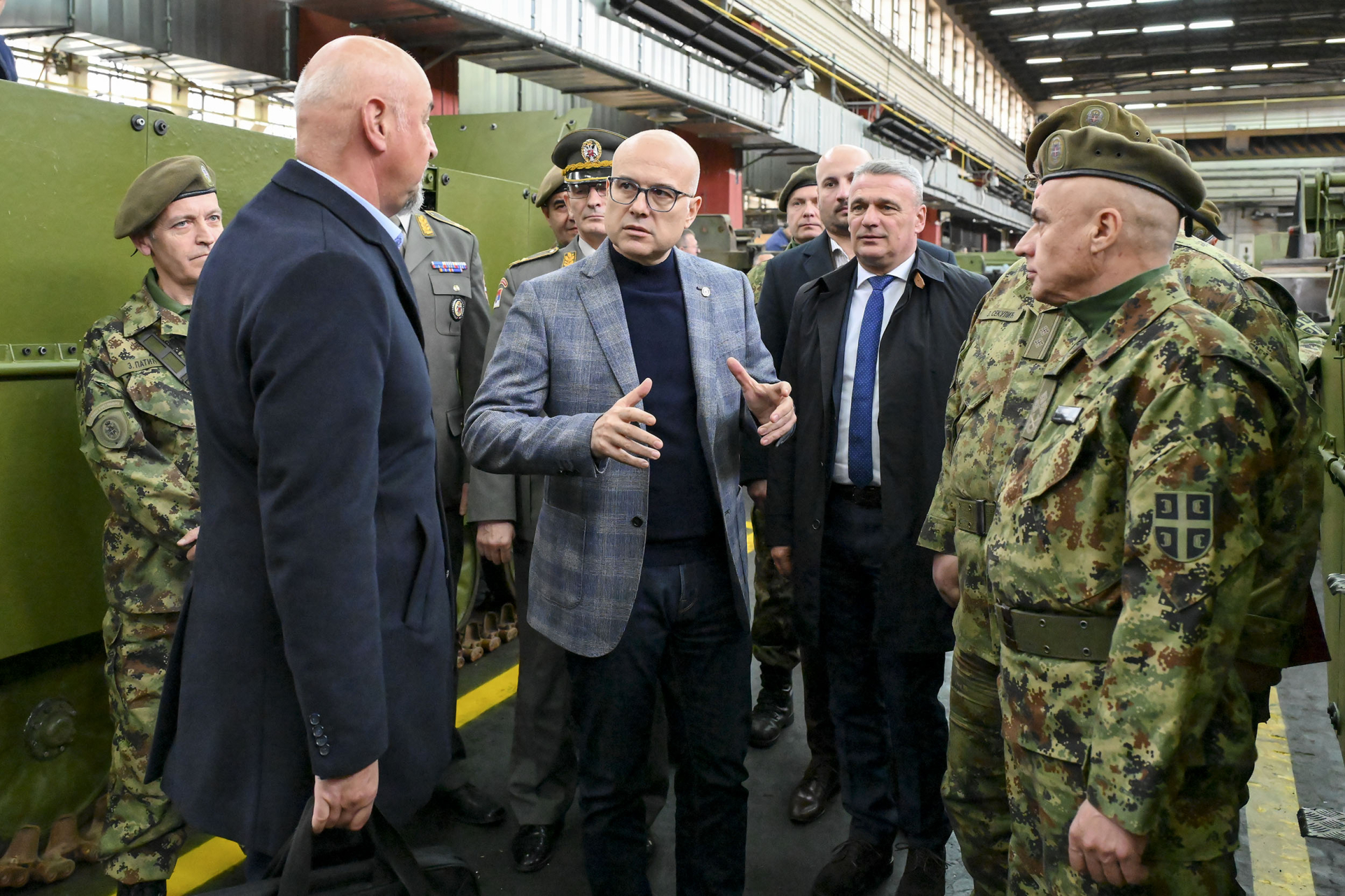 Vučević u Tehničkom remontnom zavodu Čačak: Održavanje i remont borbene tehnike od velikog značaja/ Foto: Ministarstvo odbrane