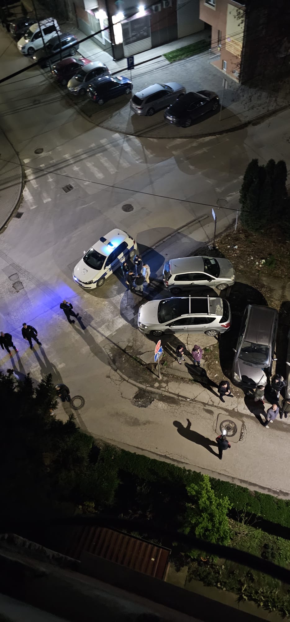 Drama u Čačku: Zapalio se strujomer u stambenoj zgradi i eksplodirali bojleri, zbog požara stanari odmah evakuisani/ Foto: RINA