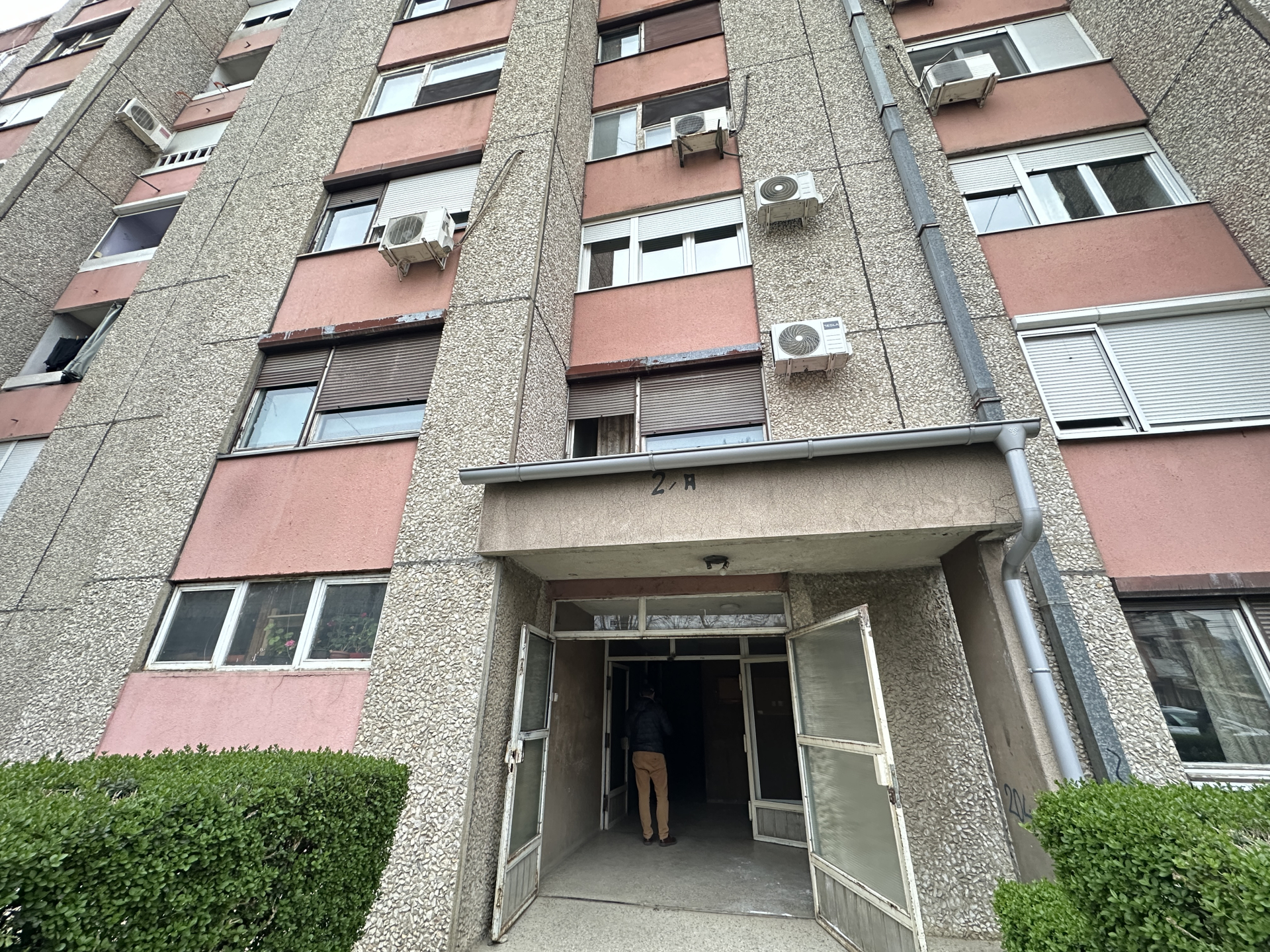 Drama u Čačku: Zapalio se strujomer u stambenoj zgradi i eksplodirali bojleri, zbog požara stanari odmah evakuisani/ Foto: RINA