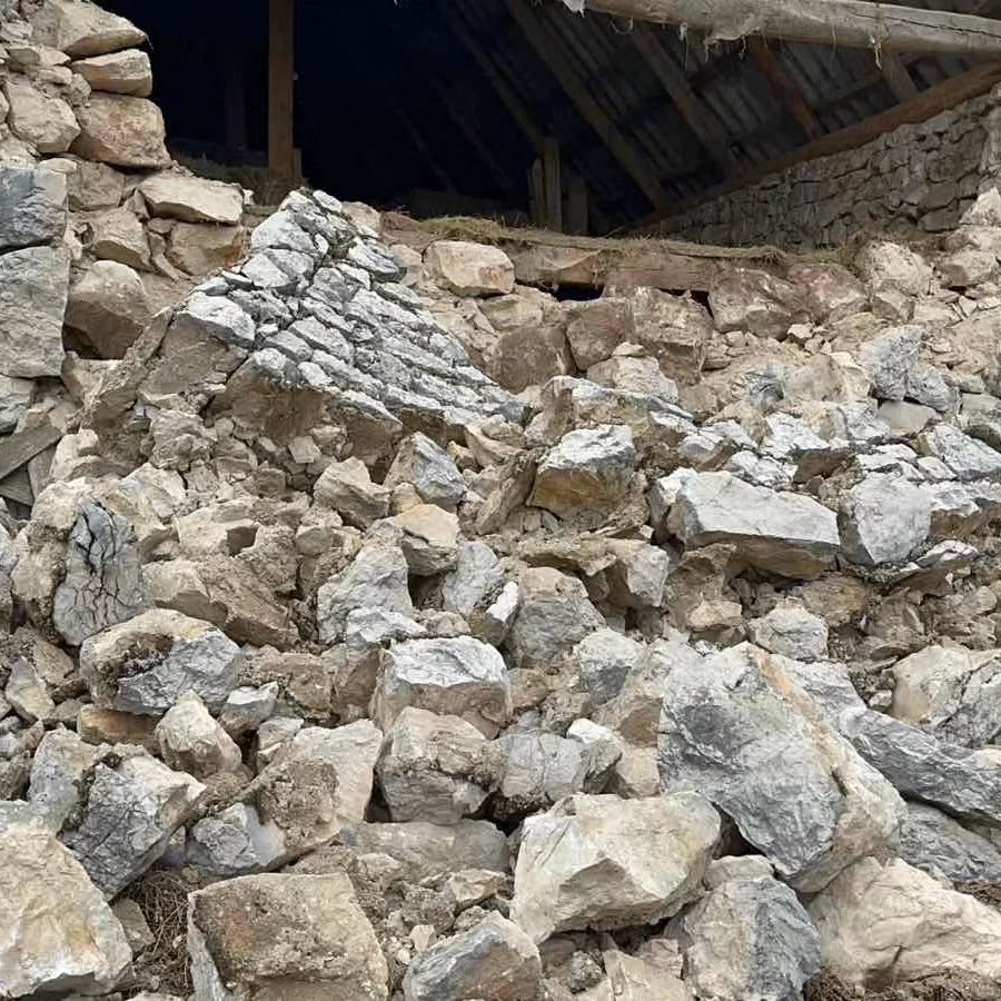 Ovako izgledaju kuće i štala u epicentru zemljotresa, meštani Golije kod Nikšića u strahu: Predsednik opštine obišao građane - tu smo da pomognemo (FOTO)(VIDEO)