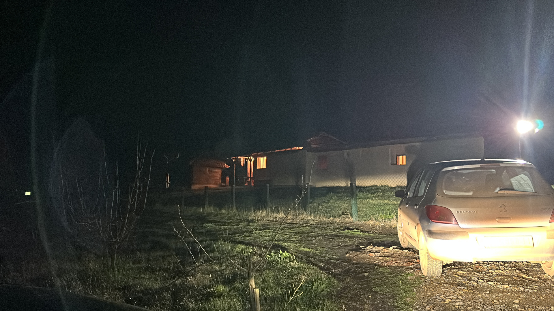 Ovo je kuća u kojoj su pronadjena dva beživotna tela brata i sestre: Prve slike sa lica mesta porodične tragedije kod Gornjeg Milanovca/ Foto: RiNA