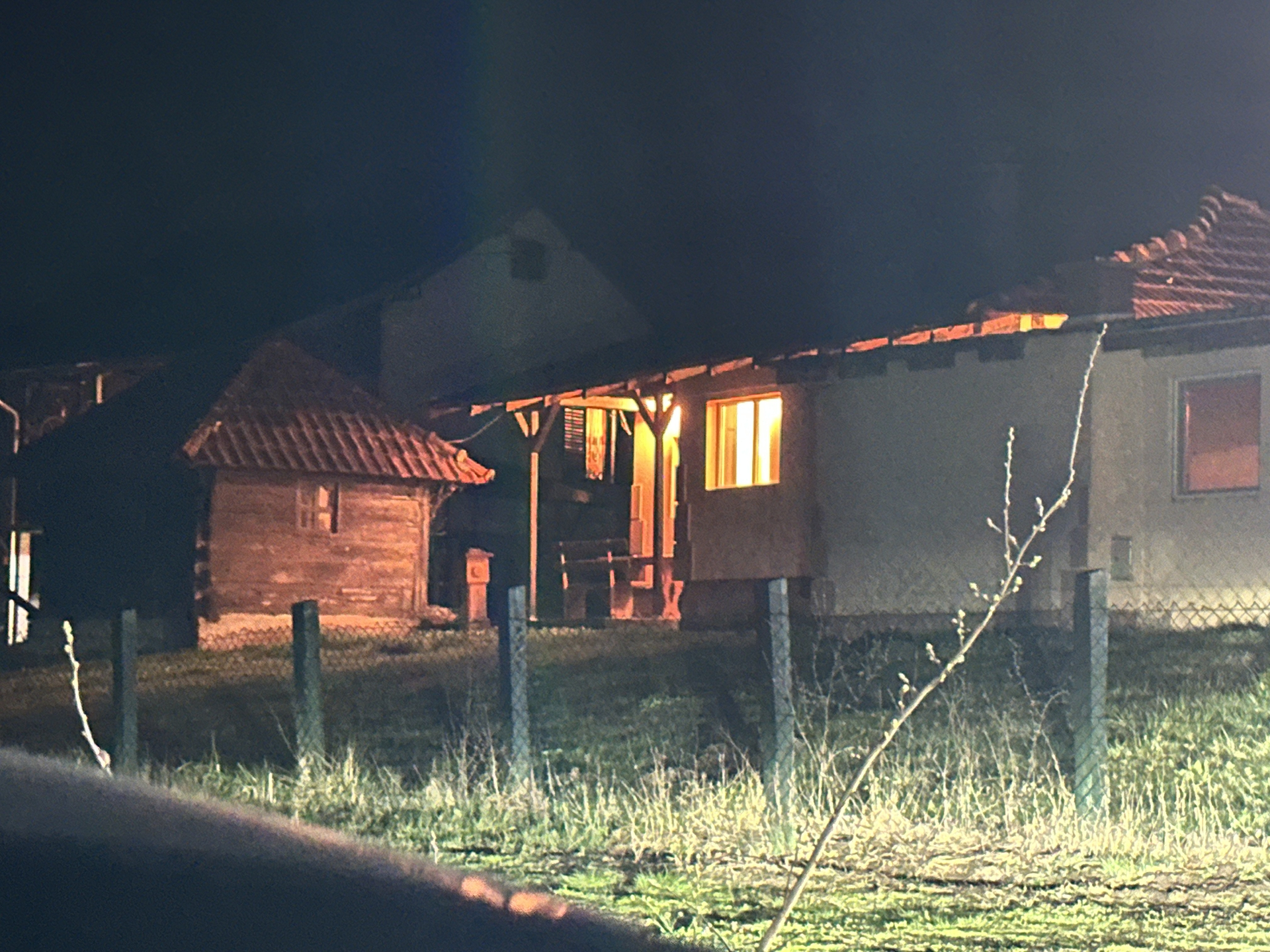 Ovo je kuća u kojoj su pronadjena dva beživotna tela brata i sestre: Prve slike sa lica mesta porodične tragedije kod Gornjeg Milanovca (FOTO)