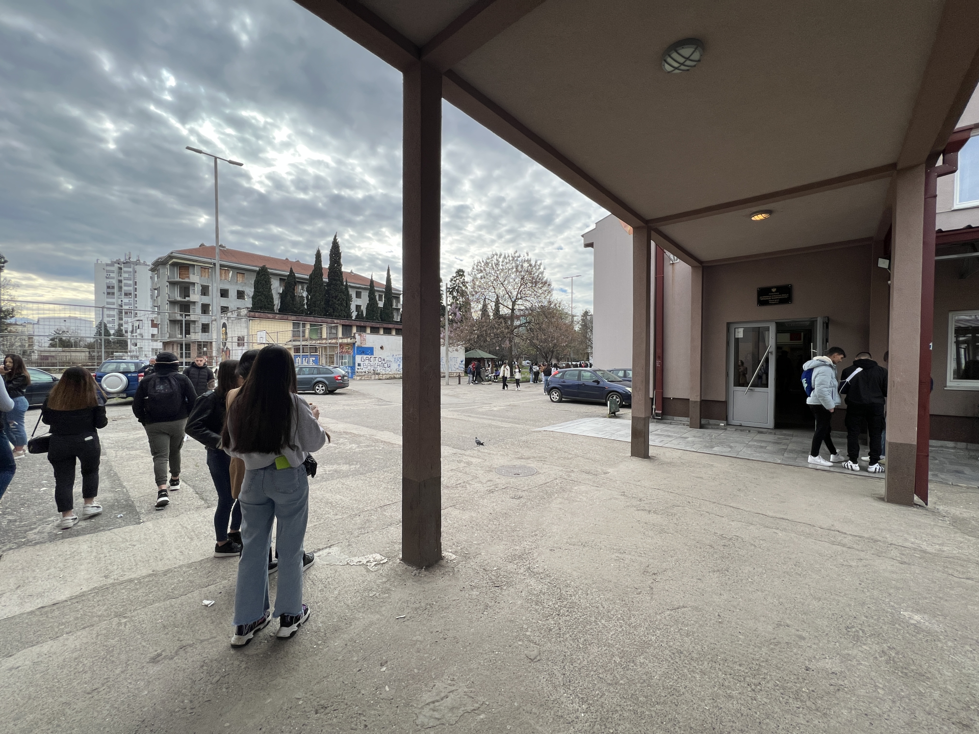 Ovo su slike ispred srednje podgoričke škole čiju adresu su stigle jezive pretnje o masovnom ubistvu / foto: RINA