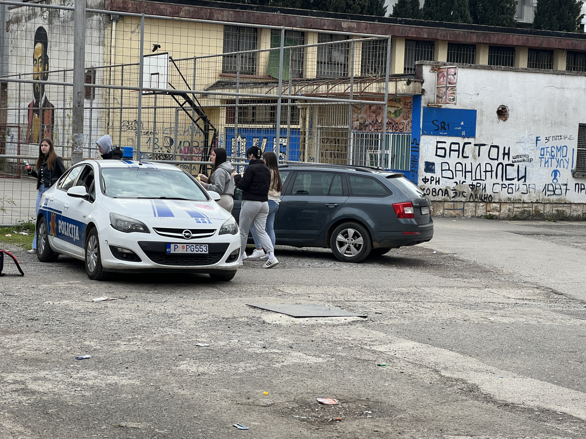 Ovo su slike ispred srednje podgoričke škole čiju adresu su stigle jezive pretnje o masovnom ubistvu / foto: RINA