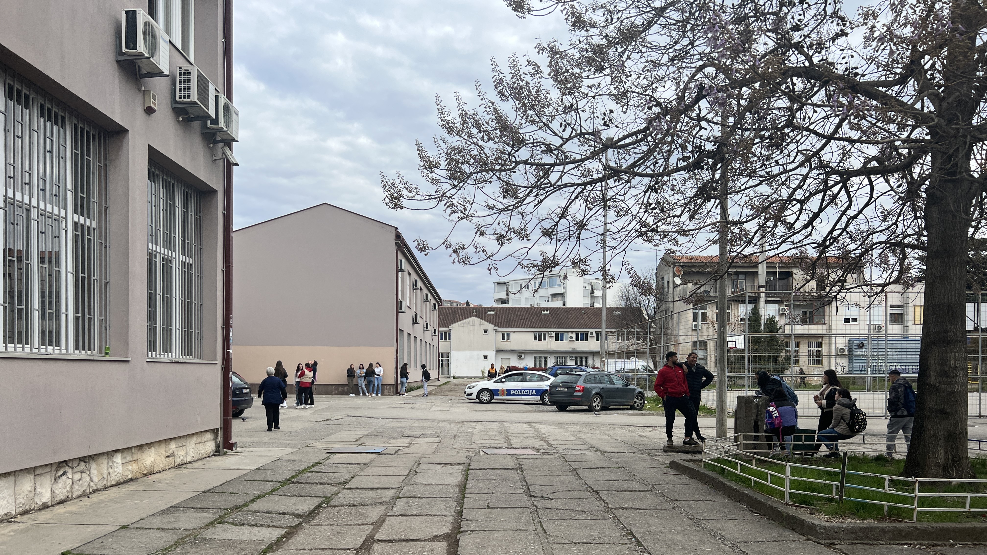 Ovo su slike ispred srednje podgoričke škole čiju adresu su stigle jezive pretnje o masovnom ubistvu / foto: RINA