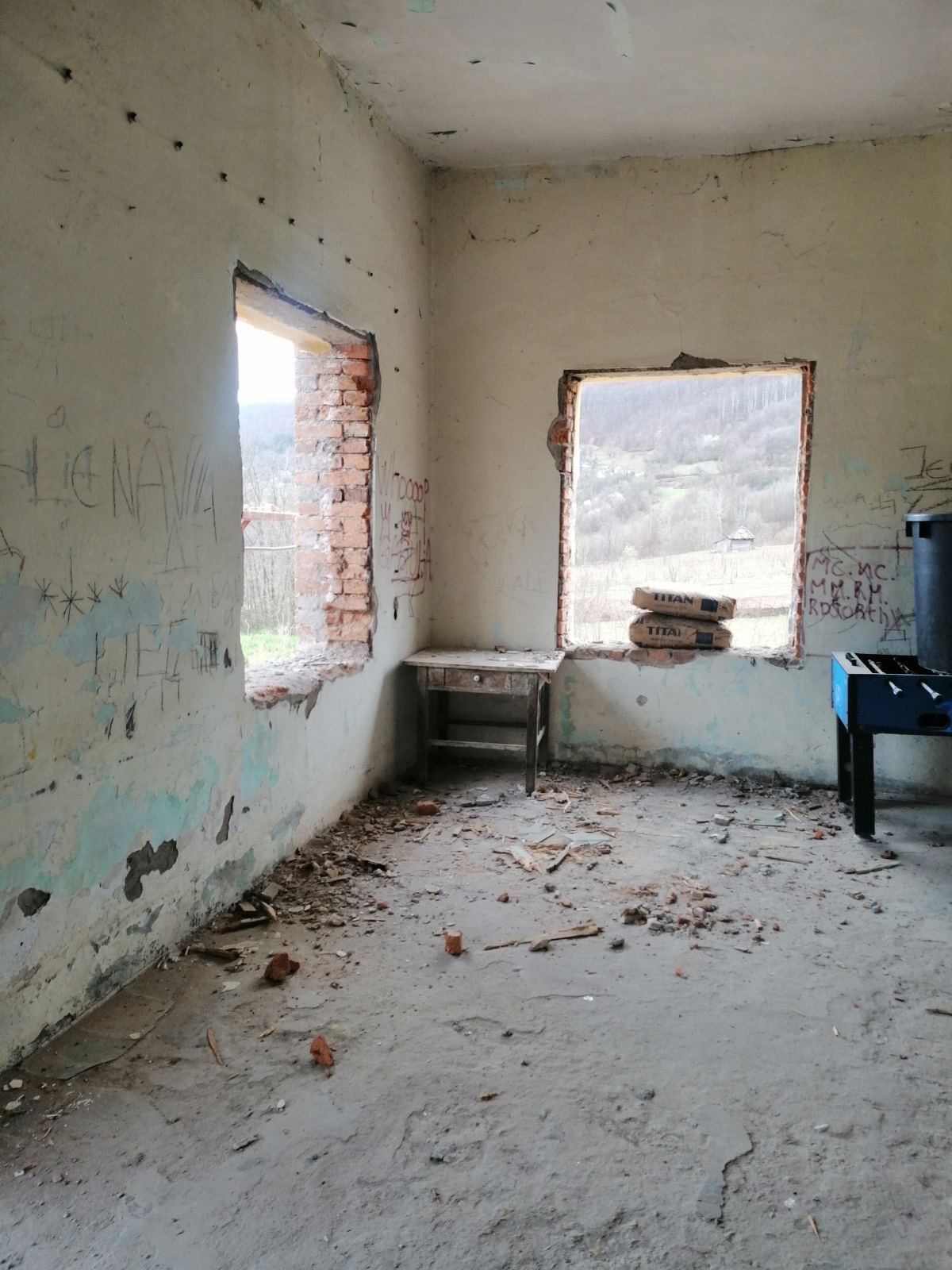 Ovako se to radi, bravo za meštane srpskog sela: Svi u Papratištu se odazvali inicijativi za renoviranje stare škole, objekat propadao skoro pola veka ali će sada zasijati novim sjajem (FOTO)