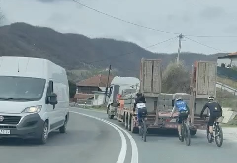 Neverovatan prizor na jednoj od najopasnijih srpskih deonica: Biciklisti zakačeni za teretni kamion idu u smeru Požege, vozači kad su ih videli ostali u šoku (FOTO)(VIDEO)