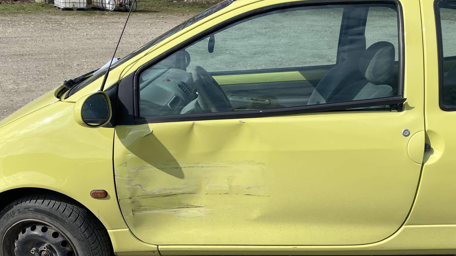 Nesvakidašnja scena kod čačanske pijace, očevici ostavili kontakt podatke u poruci i zakačili za brisač/ Foto: RINA