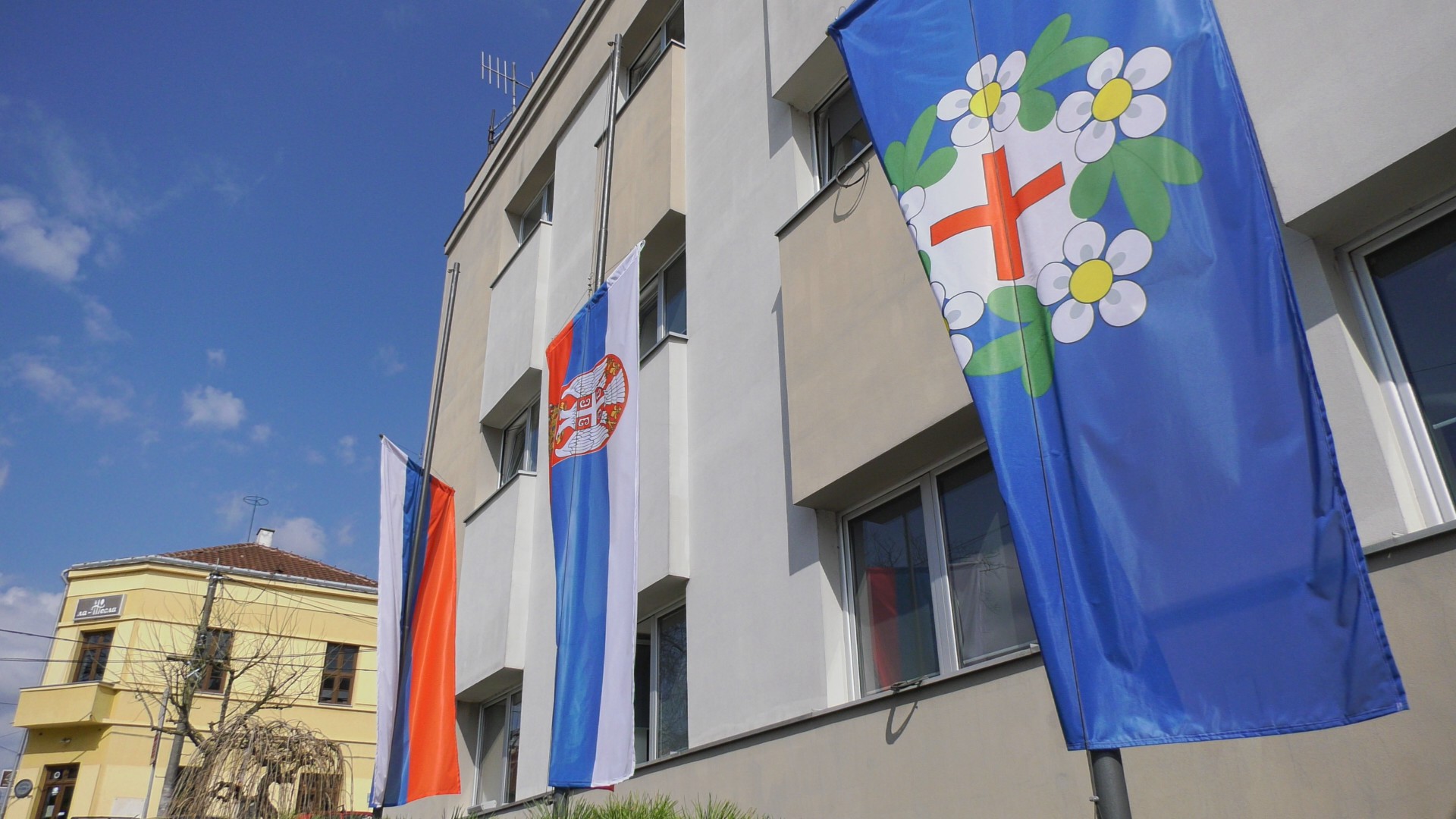 Muk i neverica medju gradjanima: Ovako je danas u Gornjem Milanovcu kada je Dan žalosti za nastradilim mladićima, zastave spuštene na pola koplja (FOTO)(VIDEO)