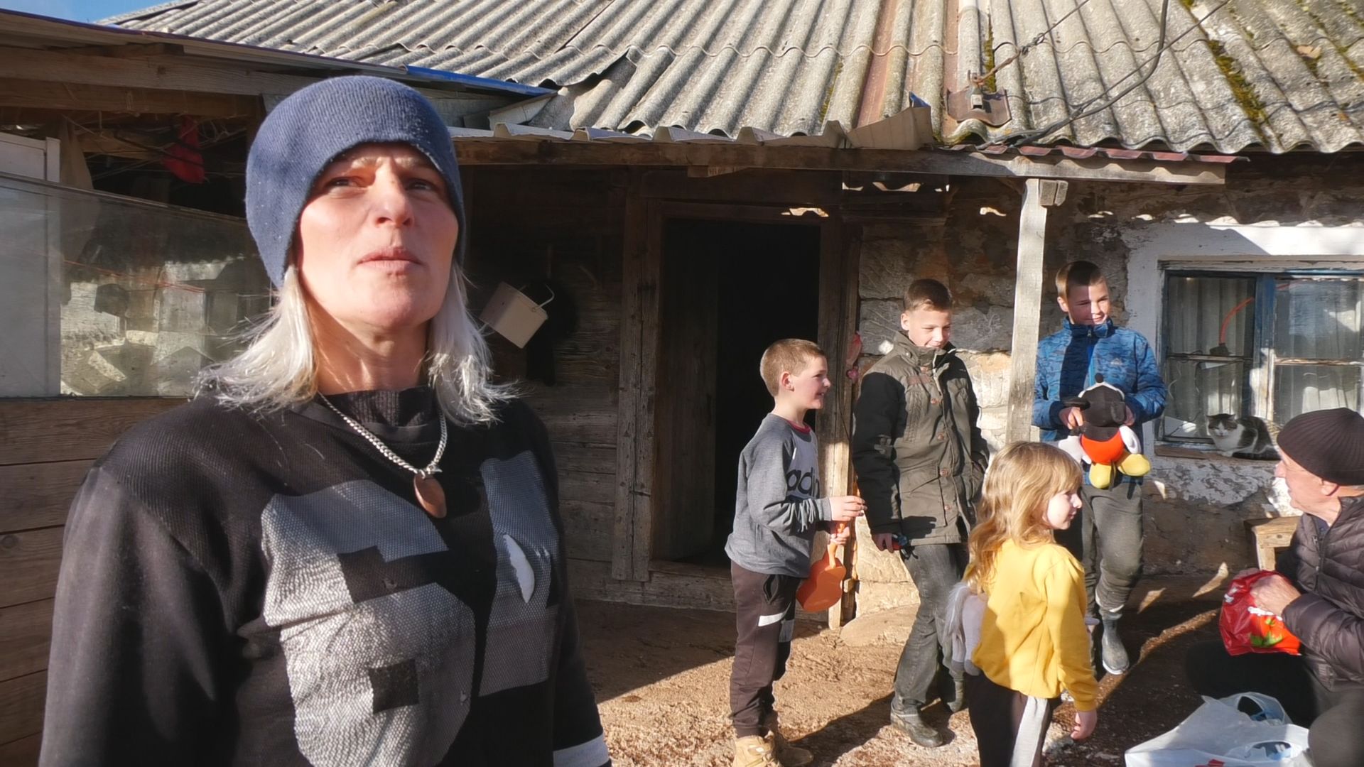 Bruka i sramota u Sjenici: Na prostranoj Pešterskoj visoravni nema tri ara zemljišta sa samohranu majku Enelu? Čuveni humanitarci sada stvar uzimaju u svoje ruke da za petoro zlatne dece nađu siguran dom