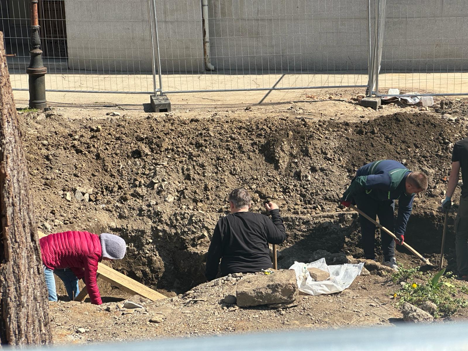 Grob sa ostacima skeleta pronađen usred centra grada: Radnici tokom radova na rekonstrukciji trga u Čačku otkrili arheološko nalazište (FOTO)