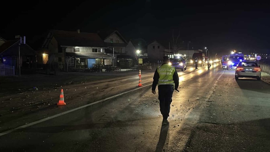 Od prednjeg dela nije ostalo ništa: Težak sudar šlepera i automobila kod Kraljeva, vozilo završilo u livadi a delovi rasuti po kolovozu