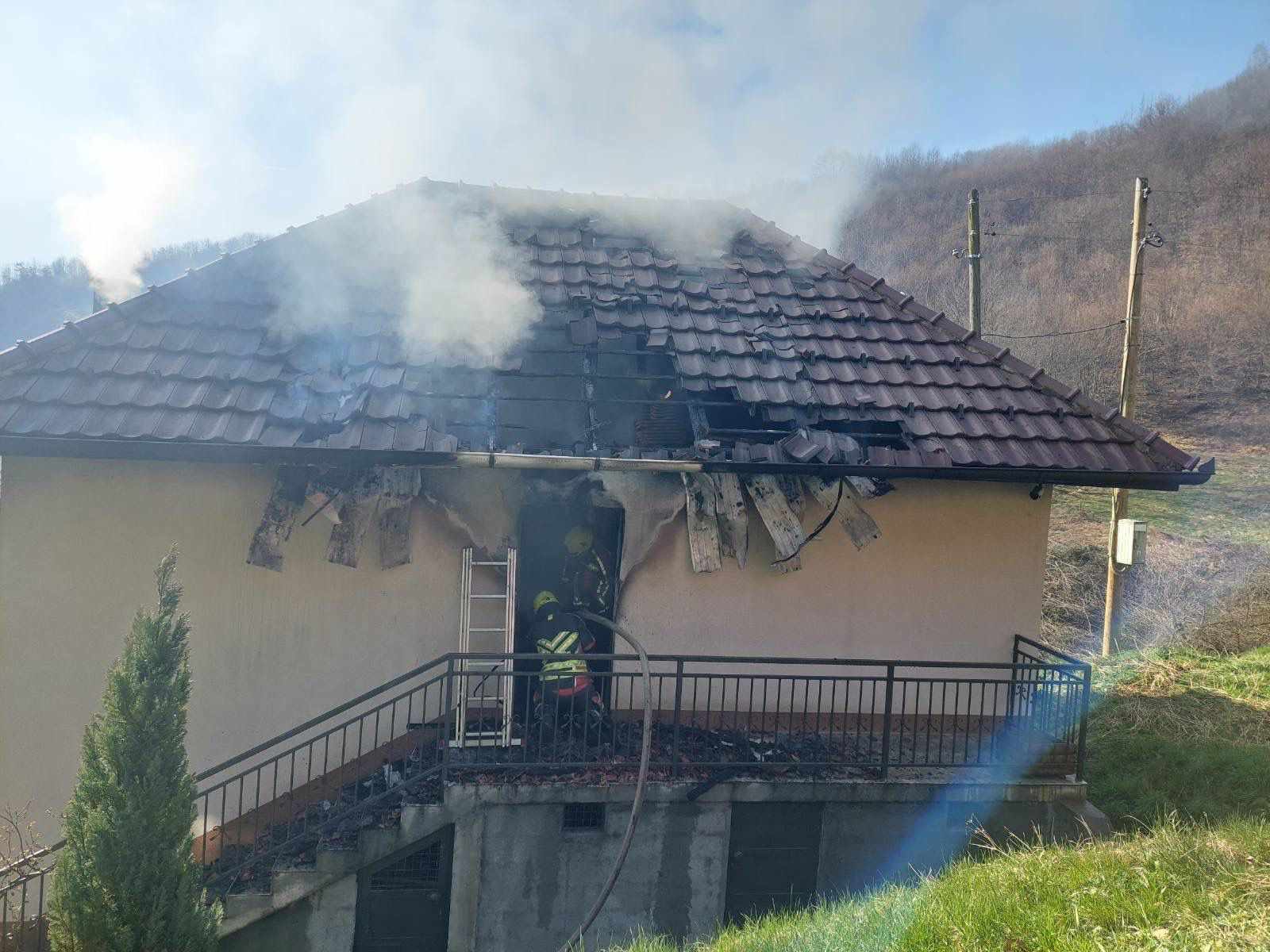 Vatra izbila u porodičnoj kući u selu kod Bijelog Polja: Sedam vatrogasaca-spasilaca sa tri vozila upućena na lice mesta, dim guta krov (FOTO)