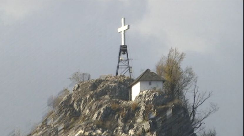 Najmanja crkva u Srbiji ali velika svetinja posvećena je Iliji Gromovniku: Podignuta na strmoj steni u klisuri reke Moravice, a do nje se mogu popeti samo hrabri (FOTO)