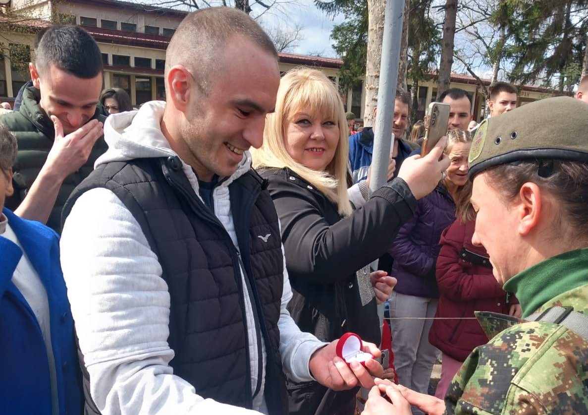 Samo je mogla reći kratko vojničko "da": Tamaru dečko zaprosio odmah nakon što je položila zakletvu tokom služenja dobrovoljnog vojnog roka, suze radosnice na licima (FOTO)