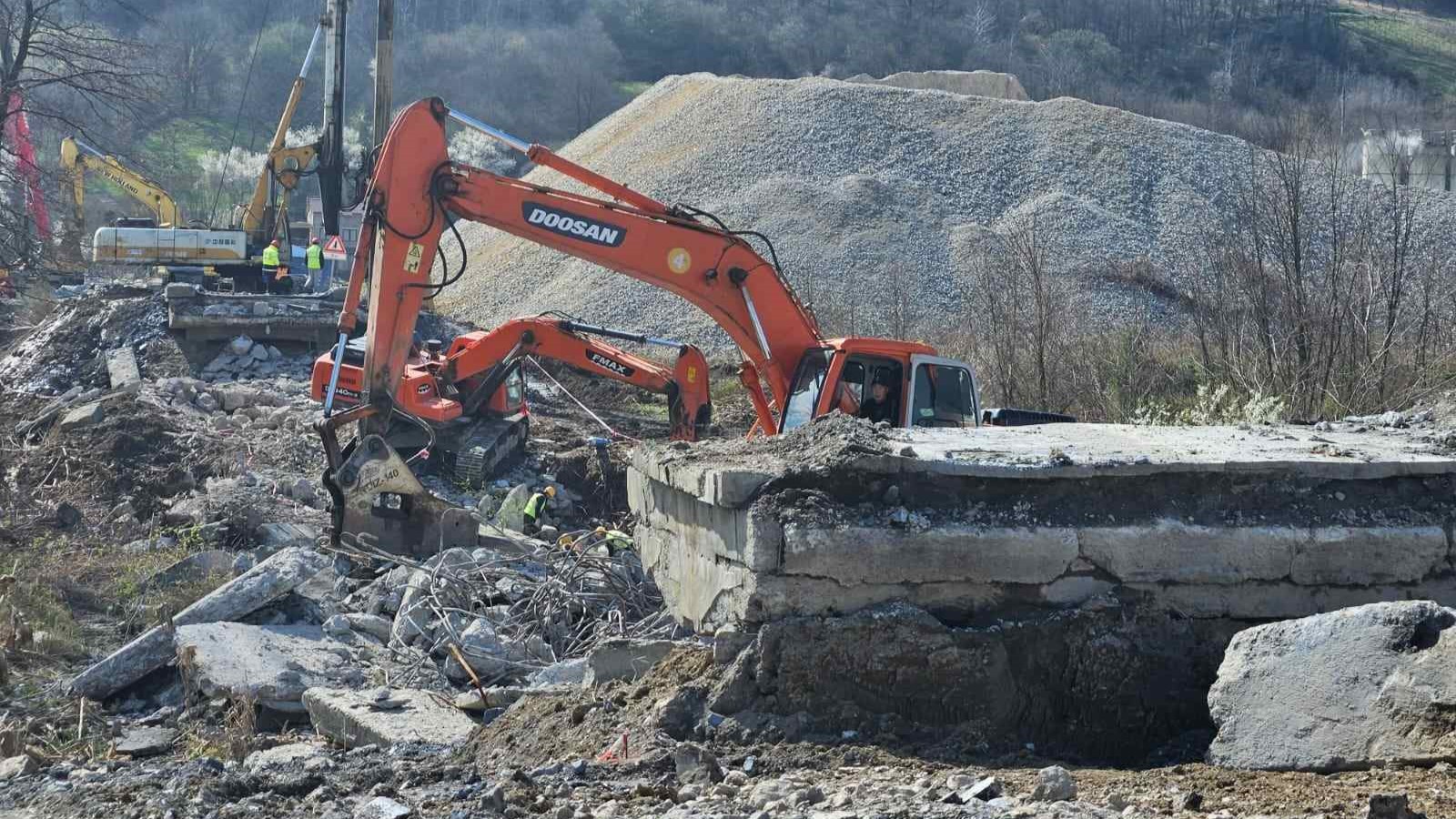 Kineski radnici porušili dotrajali most u Lučanima: Niče novi preko reke Bjelice u naselju Dljin, on će u značajnoj meri ubrzati saobraćaj (FOTO)