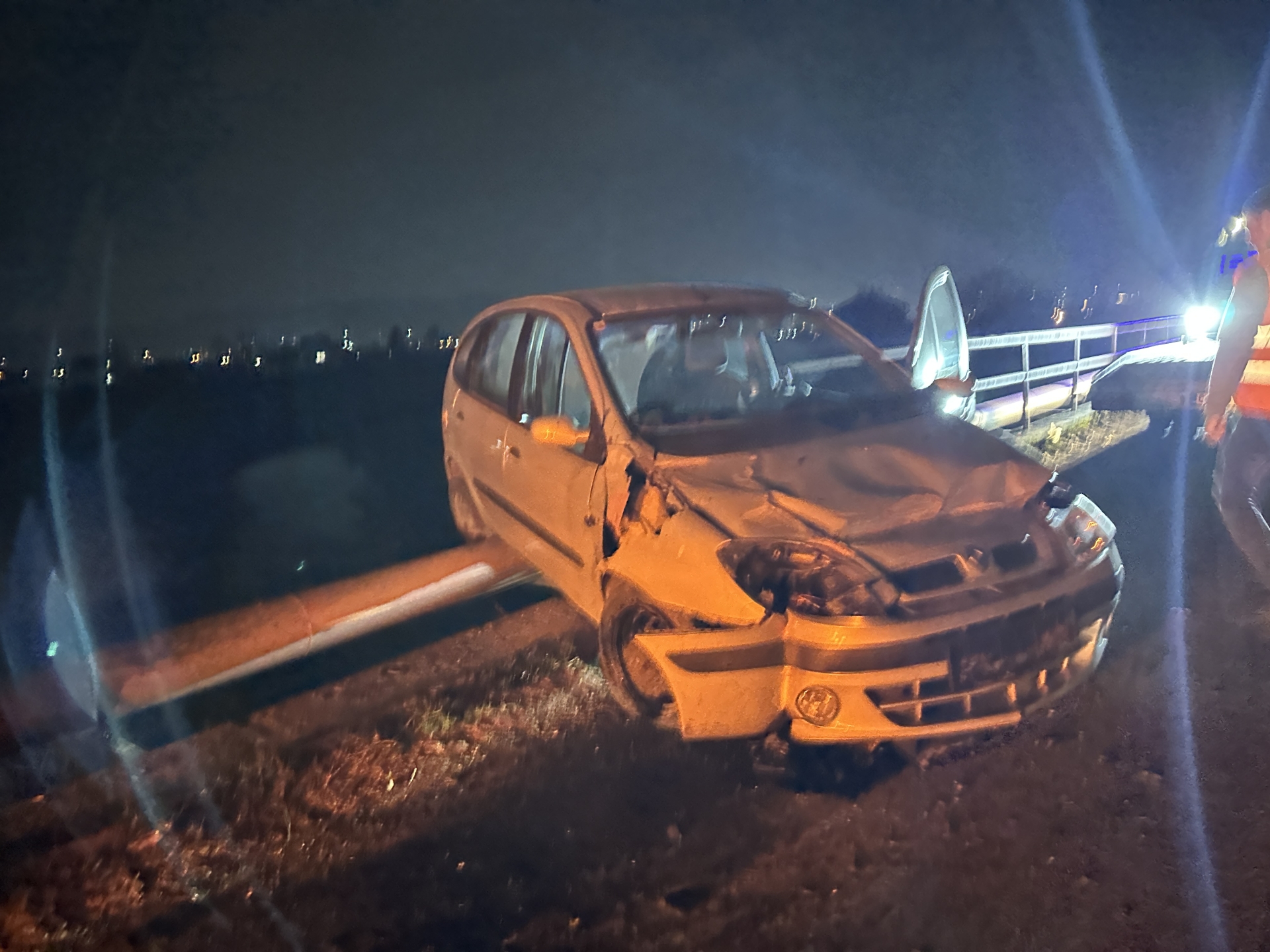 Jeziva slika sa lica mesta: Vozač izgubio kontrolu i sleteo sa puta, da sleti u reku zaustavila ga samo zaštitna ograda (FOTO)