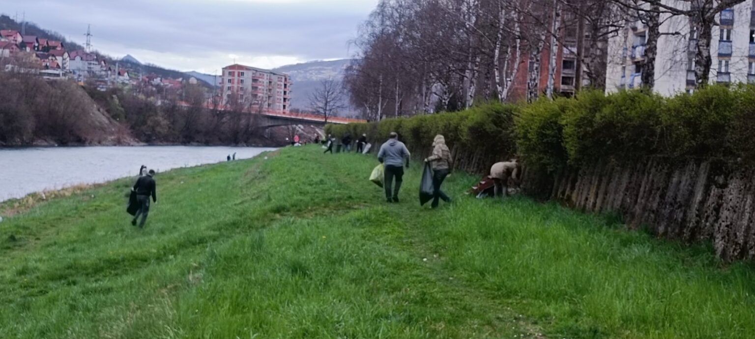 Ovako se vole svoj grad i reka: Pribojci zavrnuli rukave i od smeća očistili priobalje Lima, imali važnu poruku za sve gradjane (FOTO)
