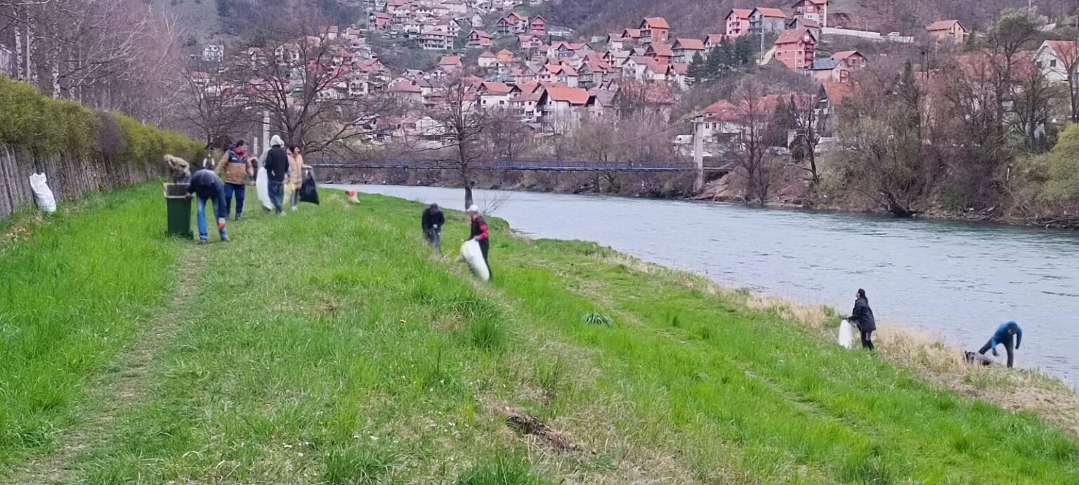 Pribojci zavrnuli rukave i od smeća očistili priobalje Lima / foto: RINA