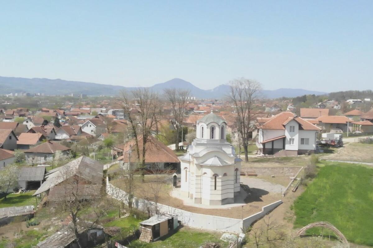 Pogodjen avion, piloti se padobranom spustili u Konjeviće kod Čačka: Čitavo selo tada je tražilo vozače neprijateljskih letelica, meštani pregledali svaki metar