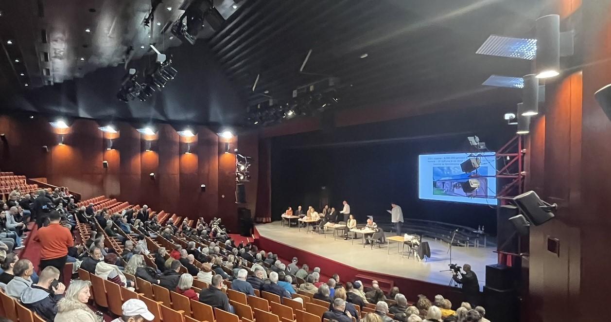 Zablistaće novi prozori i vrata u Čačku: Preko 200 gradjana potpisalo ugovore o realizaciji mera energetske efikasnosti, a ovo je samo početak (FOTO)