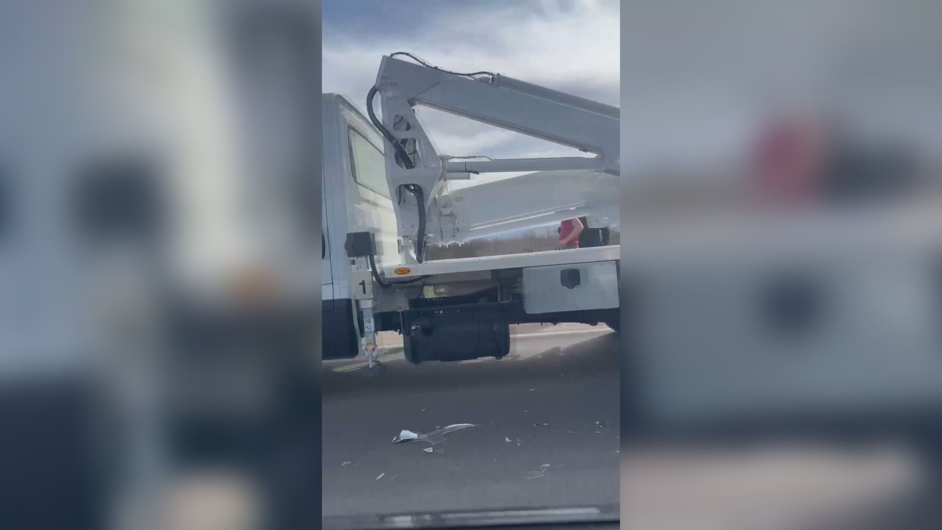 Delovi rasuti po kolovozu u naselju Mrčajevci kod Čačka/ Foto: RINA