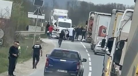 Nadamo se samo da nema nastradalih, auto je skroz smrskano: Teška saobraćajna nezgoda u Adranima kod Kraljeva (FOTO)(VIDEO)