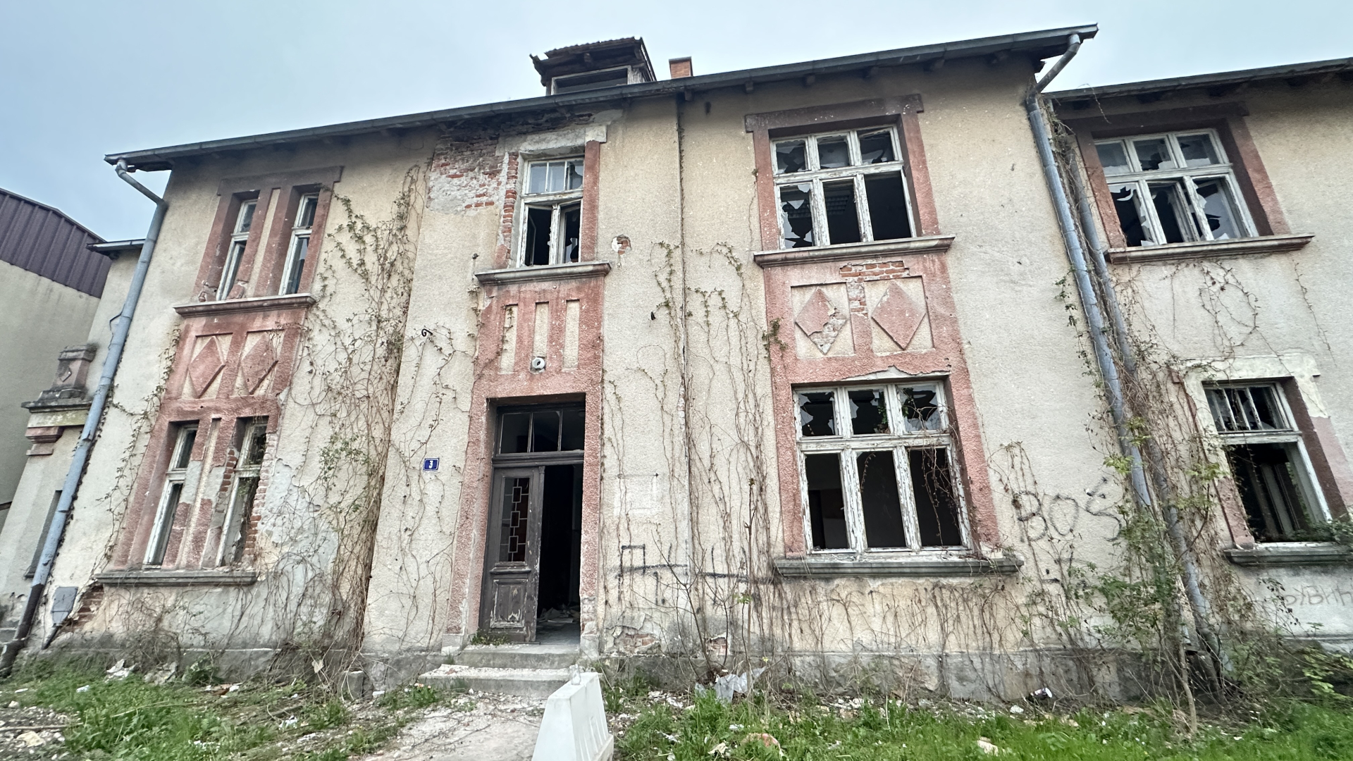 Horor u centru Čačka: Beživotno telo pronađeno u napuštenoj zgradi kod Železničke stanice (FOTO)