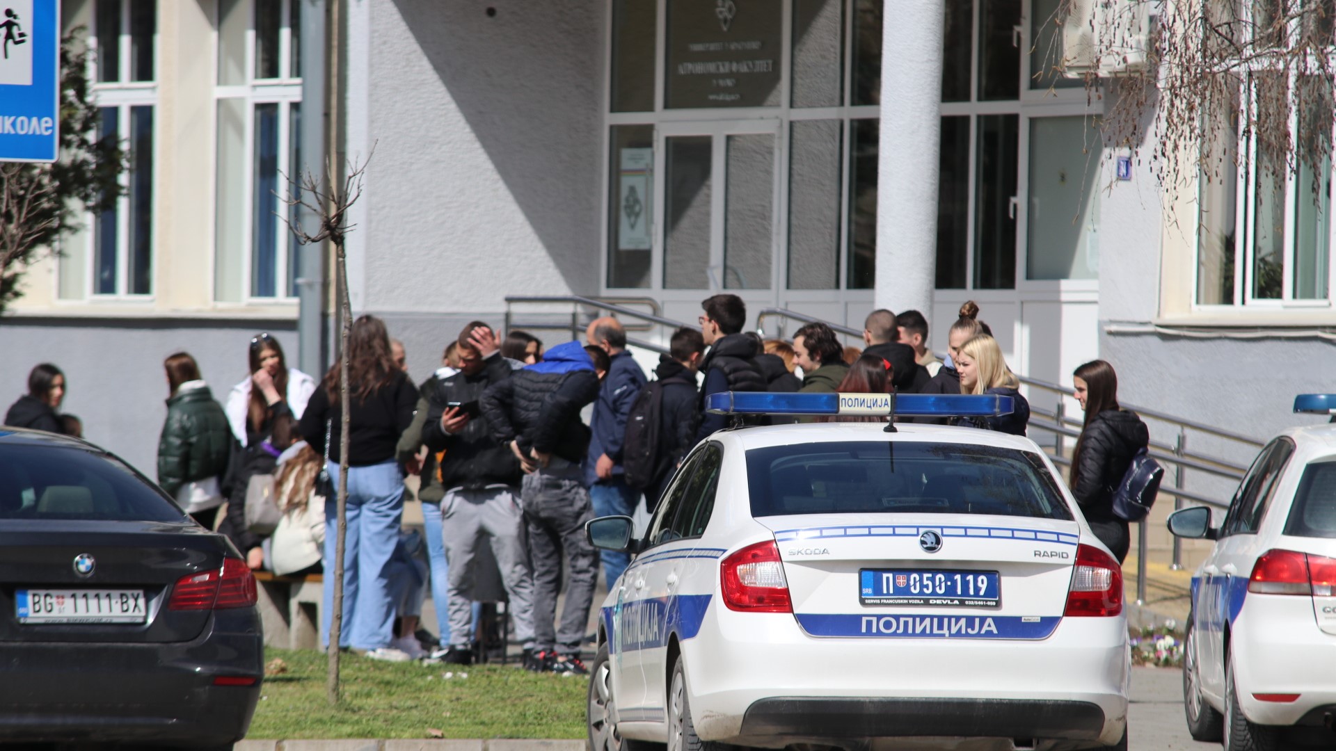 Incident u čačanskoj osnovnoj školi: Grupa dečaka pretukla devojčicu, bacili jaknu preko i nje i udarali je