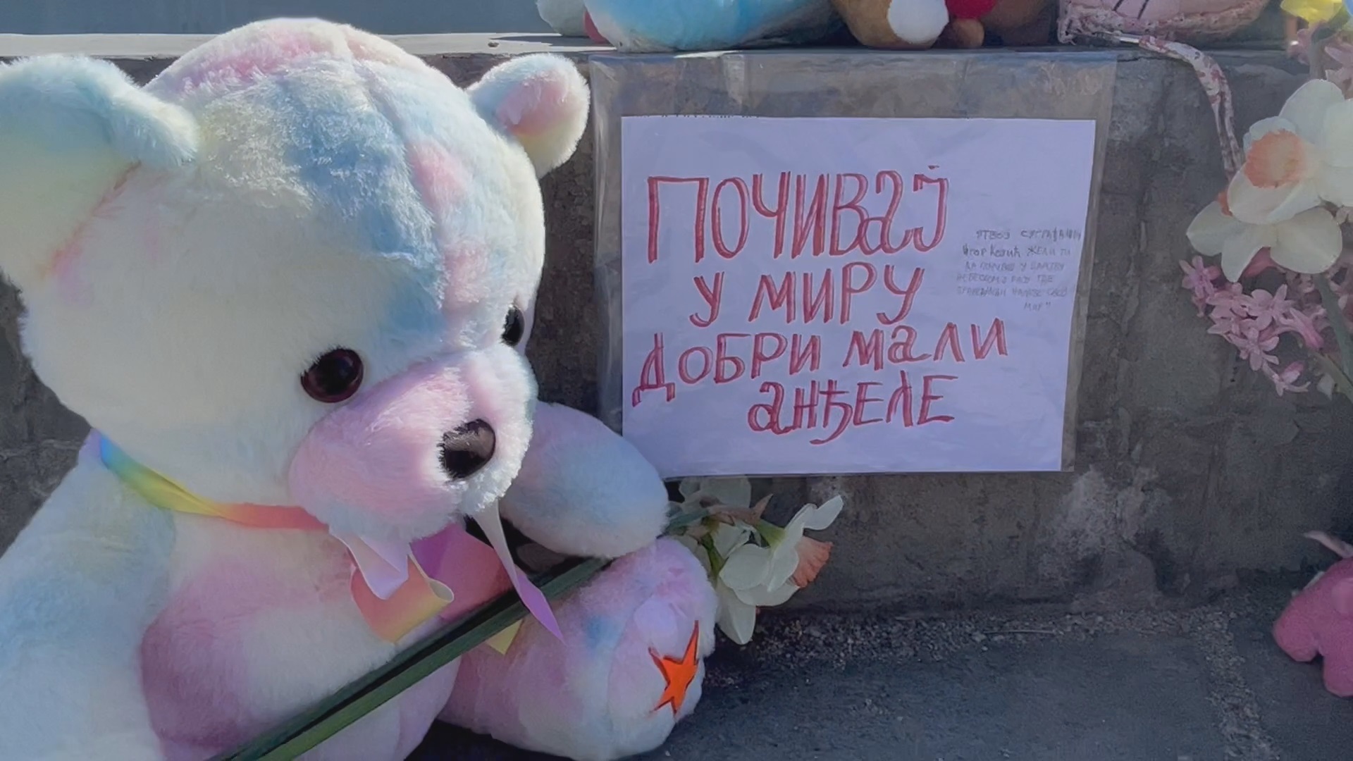Građani pale sveće za malenu Danku, ne kriju tugu zbog velike tragedije/ Foto: RINA