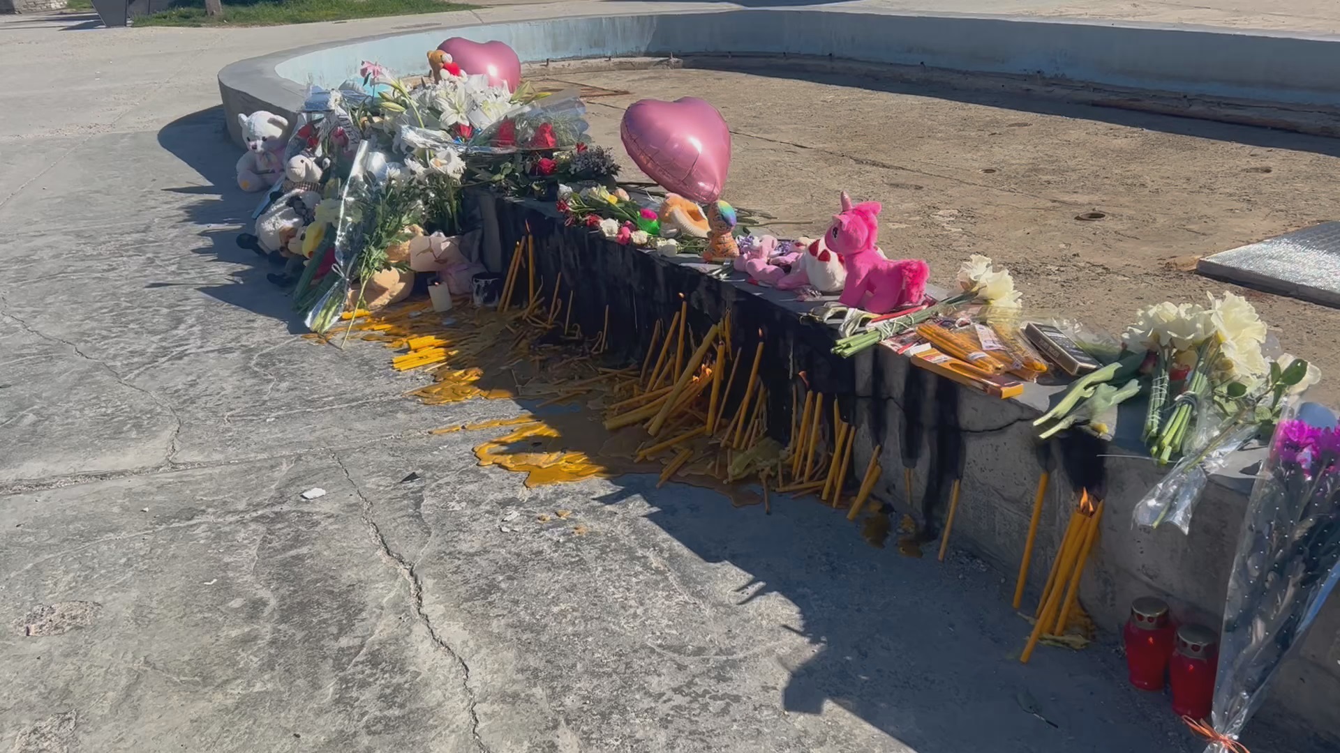 Potresne slike iz Bora: Građani pale sveće za malenu Danku, ne kriju tugu zbog velike tragedije (FOTO)(VIDEO)