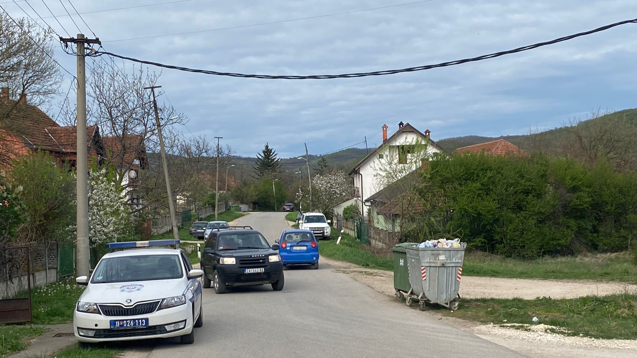 Pored kuće osumnjičenog Dejana samo policija i inspektori/ Foto: RINA