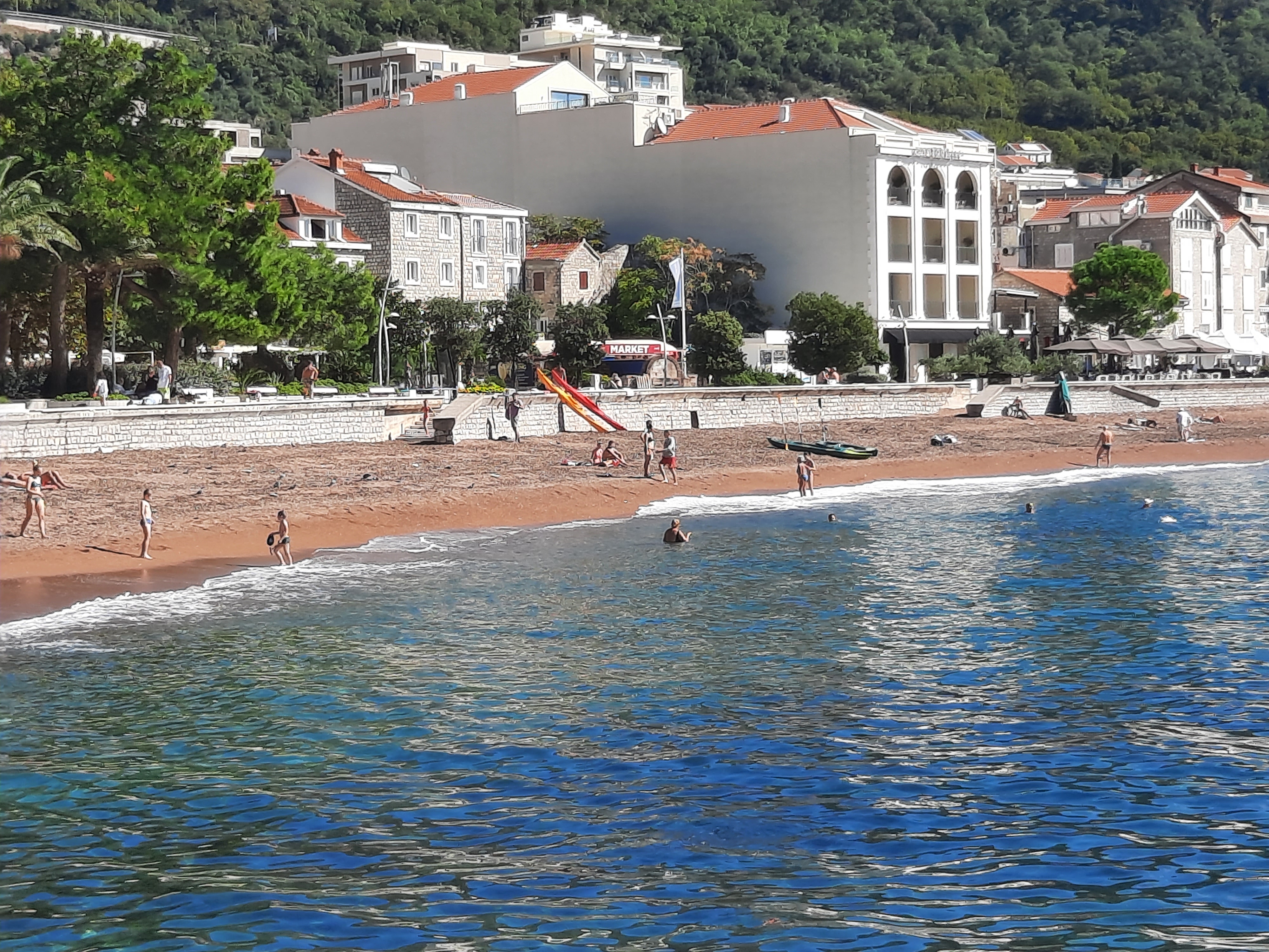 Kupači već na plažama u Crnoj Gori / foto: RINA