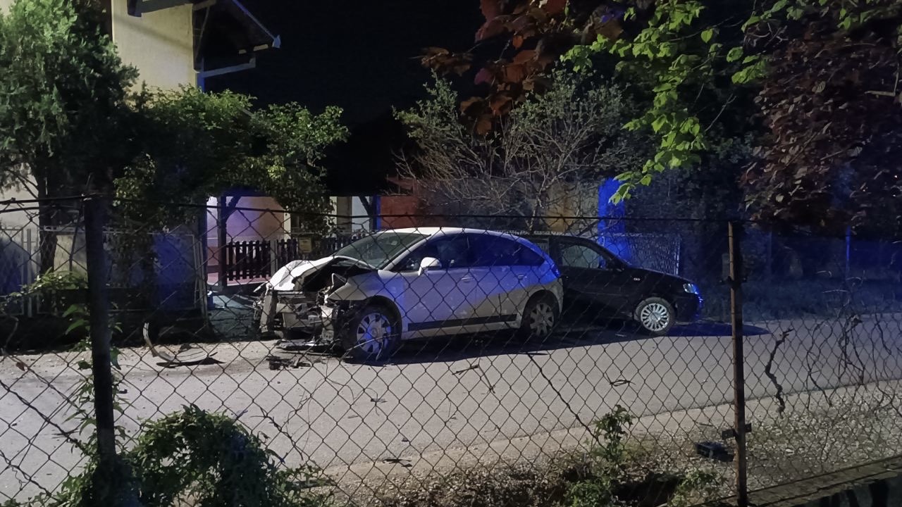 Pukom srećom niko nije stradao: Teška saobraćajna nezgoda u Čačku, stoje dva auta slupana pored puta, povredjen suvozač (FOTO)