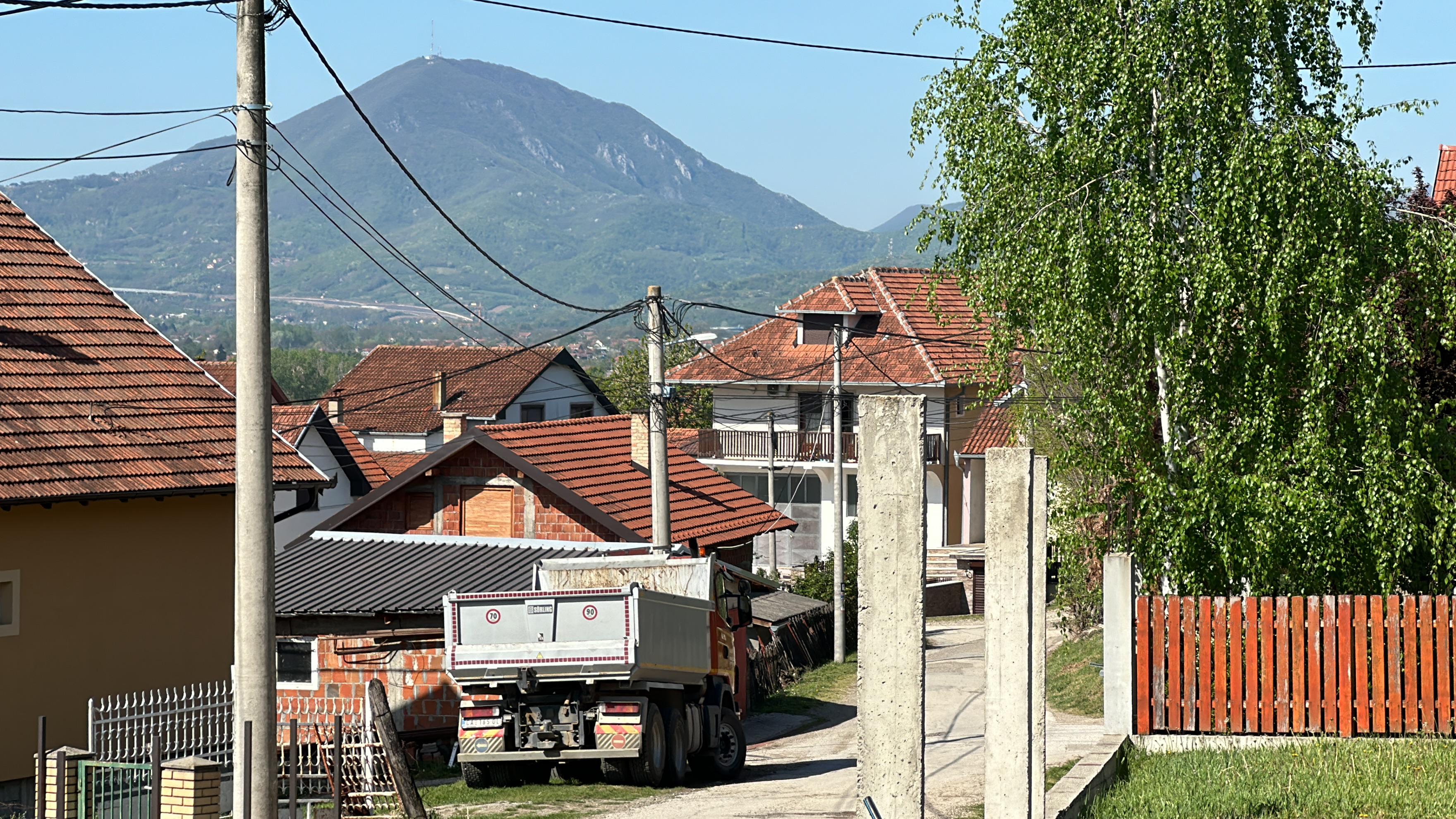 Plašimo se da će gladni i besni napasti decu: Psi lutalice seju strah u čačanskom naselju Ljubić, do sada odneli na desetine pari obuće koju su uništili 