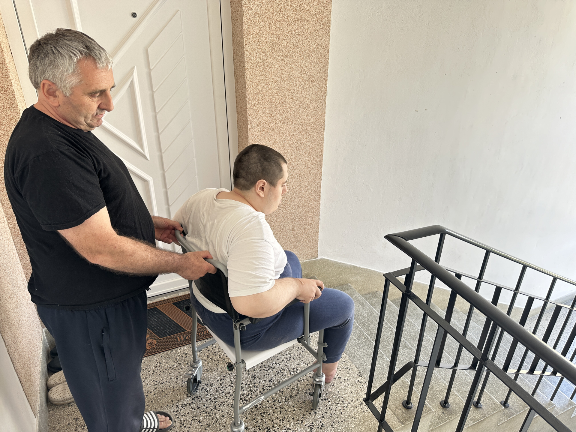 Ne smem ni na minut da ga ostavim, a ne mogu da ga nosim sam: Radovan je otac heroj koji brine o teško bolesnom nepokretnom sinu, u zgradi nema rampa za kolica - Srbijo pomozi (FOTO)
