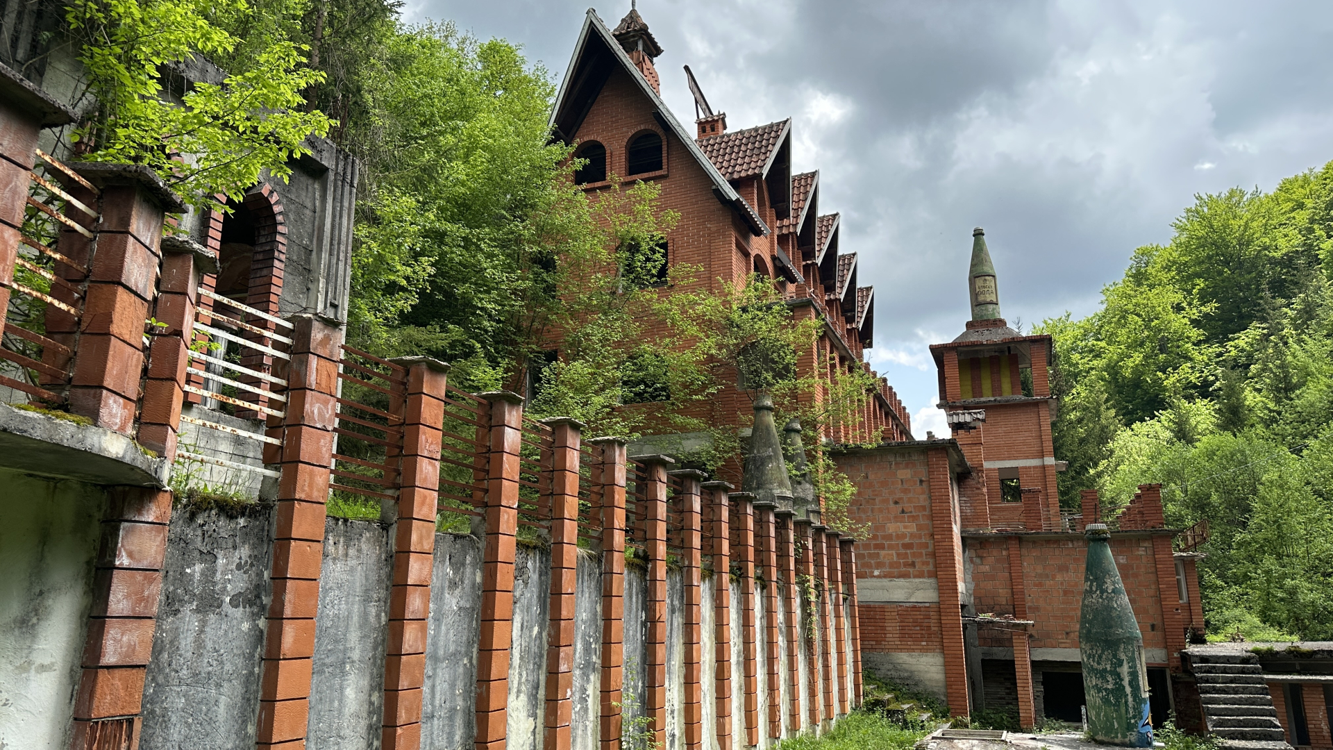 Misteriozni dvorac na pet spratova i okružen lekovitim izvorima usred srpske šume: Toša sa Zlatibora godinama je gradio velelepno zdanje, planirano banjsko lečilište sada zarasta u korov (FOTO)