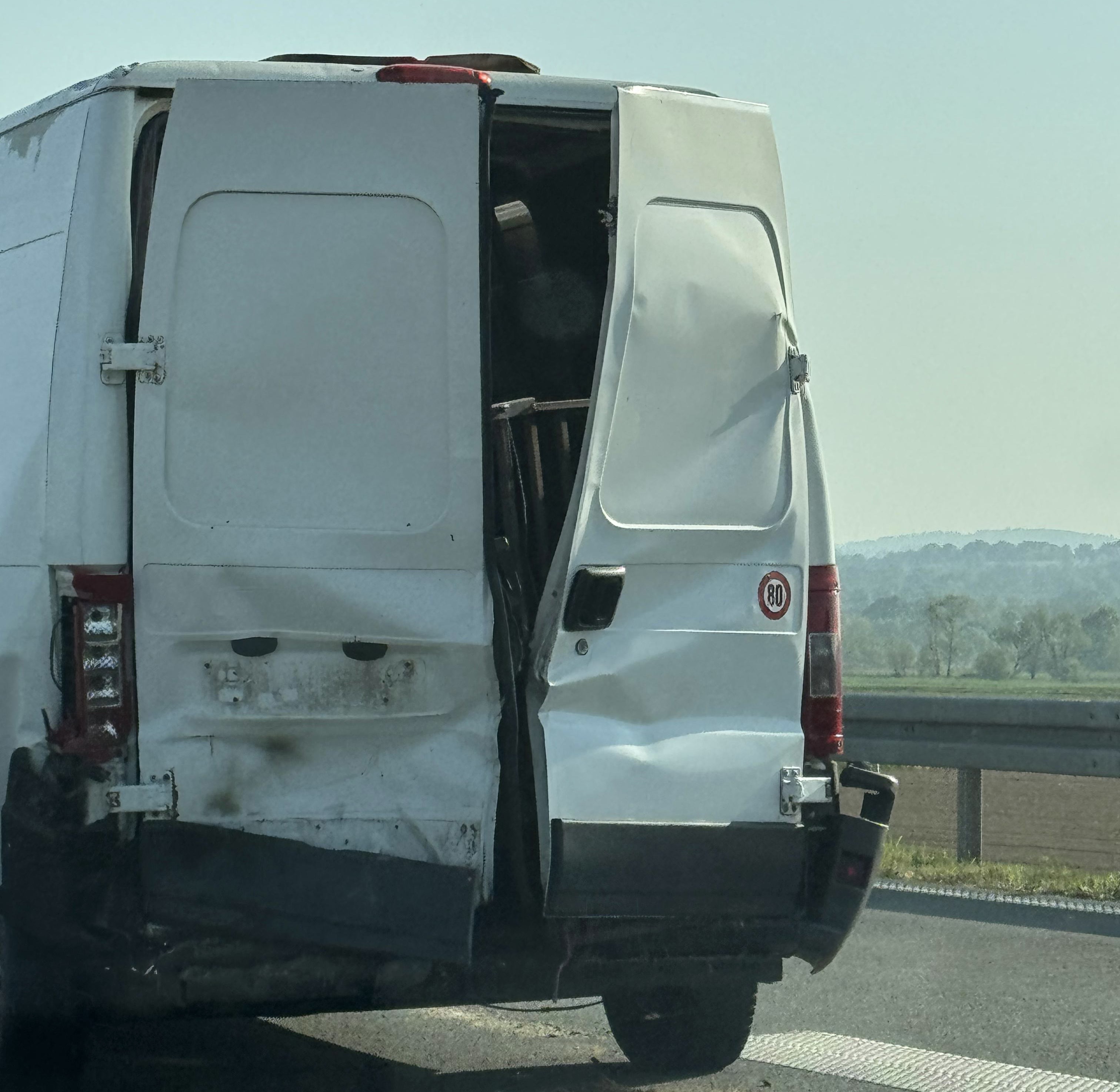 Težak sudar na autoputu Miloš Veliki, jezive slike sa lica mesta: Od siline udara delovi se rasuli po čitavom kolovozu (FOTO)