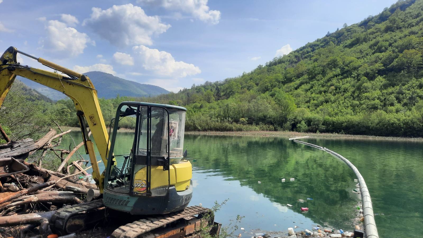 Bagerima, kamionima i čamcima se čisti smeće iz Lima: Ogromne količine otpada opet stigle u Srbiju iz Crne Gore, ekološka bomba samo što ne eksplodira (FOTO)