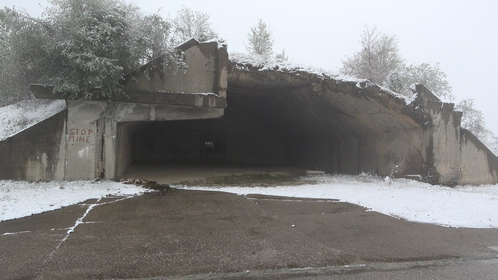 U toku razminiranje na aerodromu Ponikve kod Užica / foto: RINA