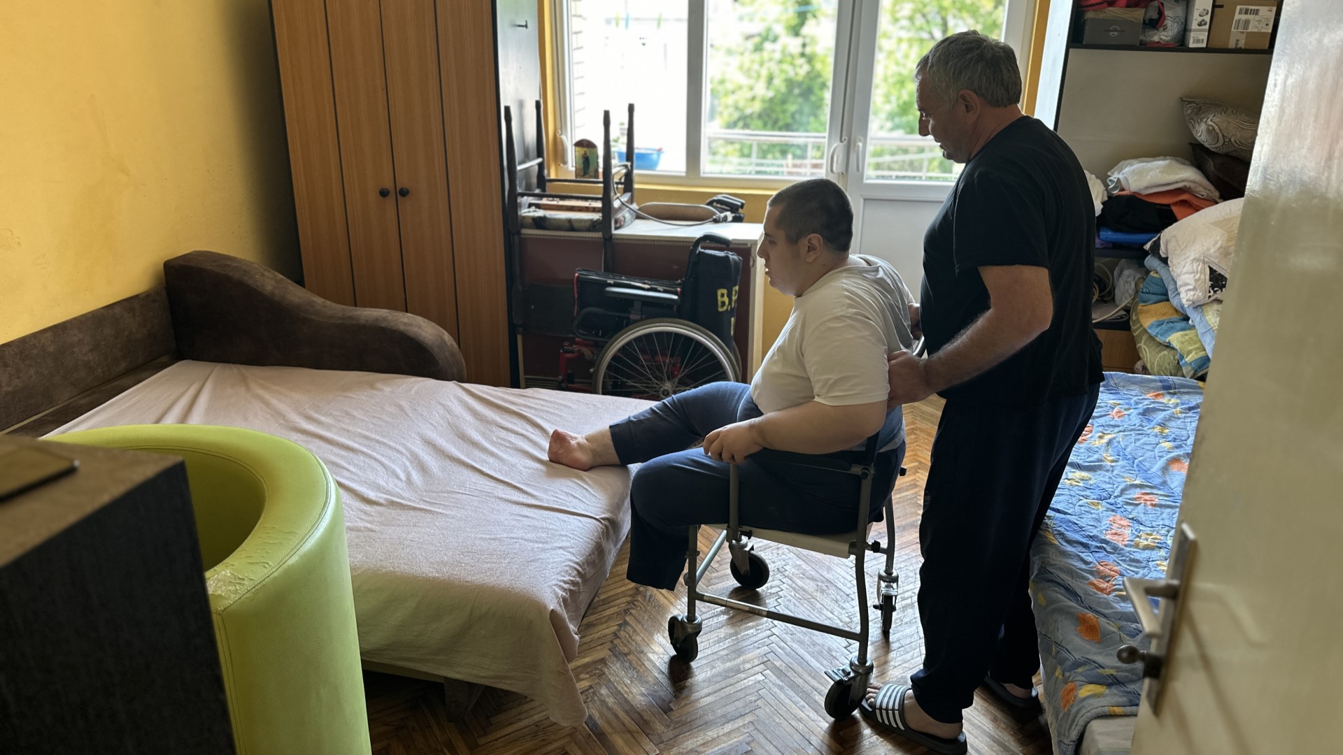 Stiže rampa za oca heroja koji sina invalida nosi na rukama: Novac za Jovana iz Čačka skupljen u rekordnom roku, pokrenuo se čitav grad ali i region (FOTO)