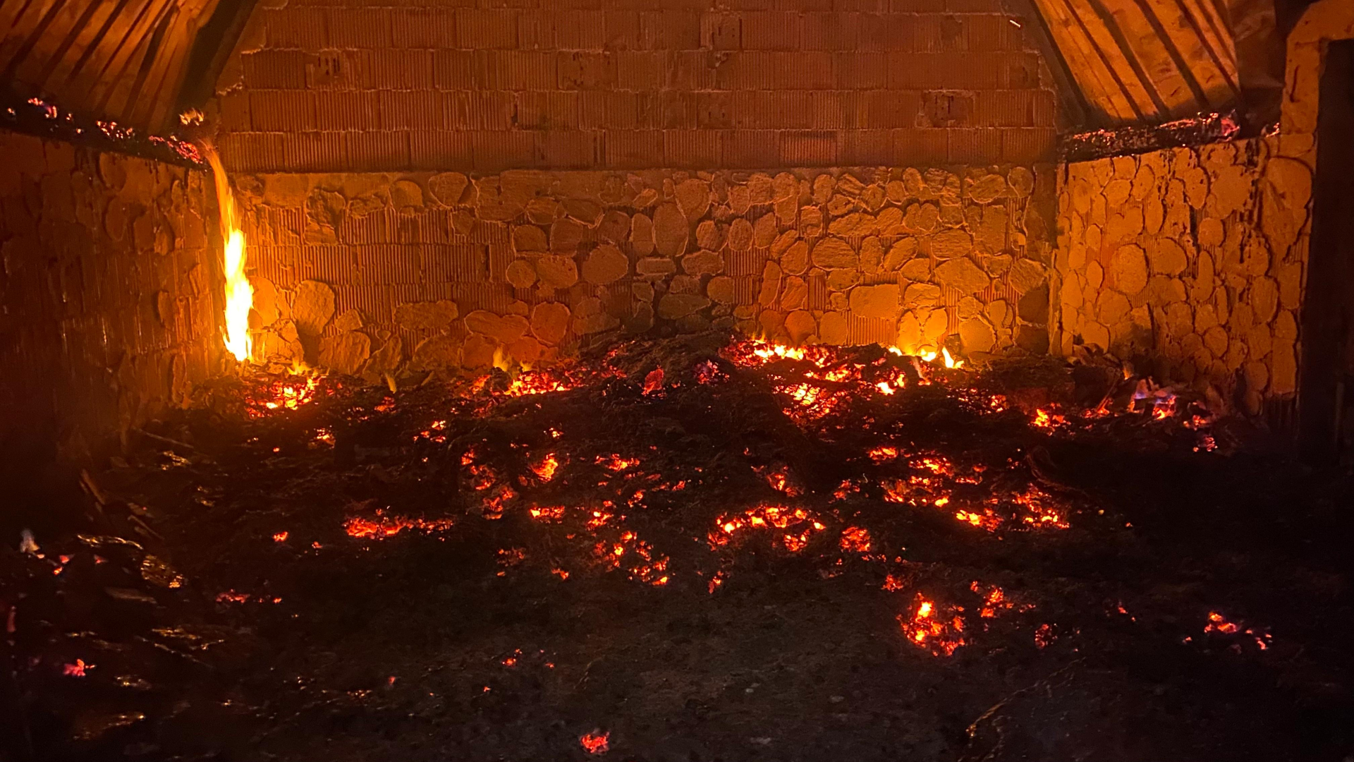 Sve je nestalo za par sati,gradili smo ga volonterski i uložili puno truda i rada: Potresne slike sa lica mesta, od planinarskog doma kod Tutina ostalo samo zgarište (FOTO)