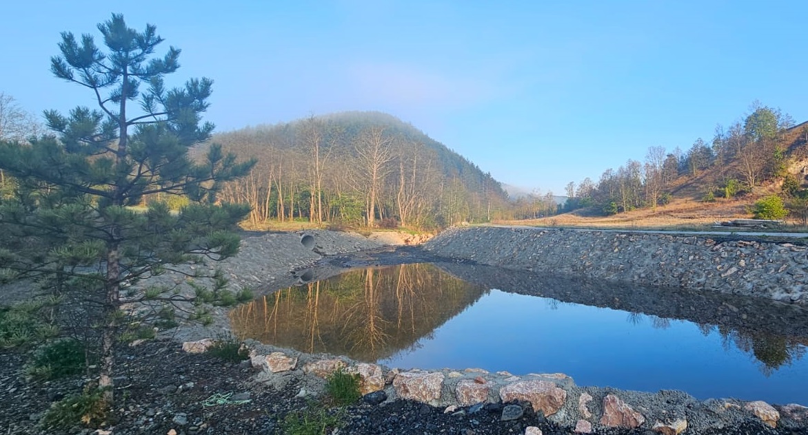 Gorsko jezero usred borove šume, prirodna oaza o kojoj se malo zna: Meštani pripremaju pravo veselje za 1. maj, sa pečenjem i trubačima- tipično po srpski (FOTO) 
