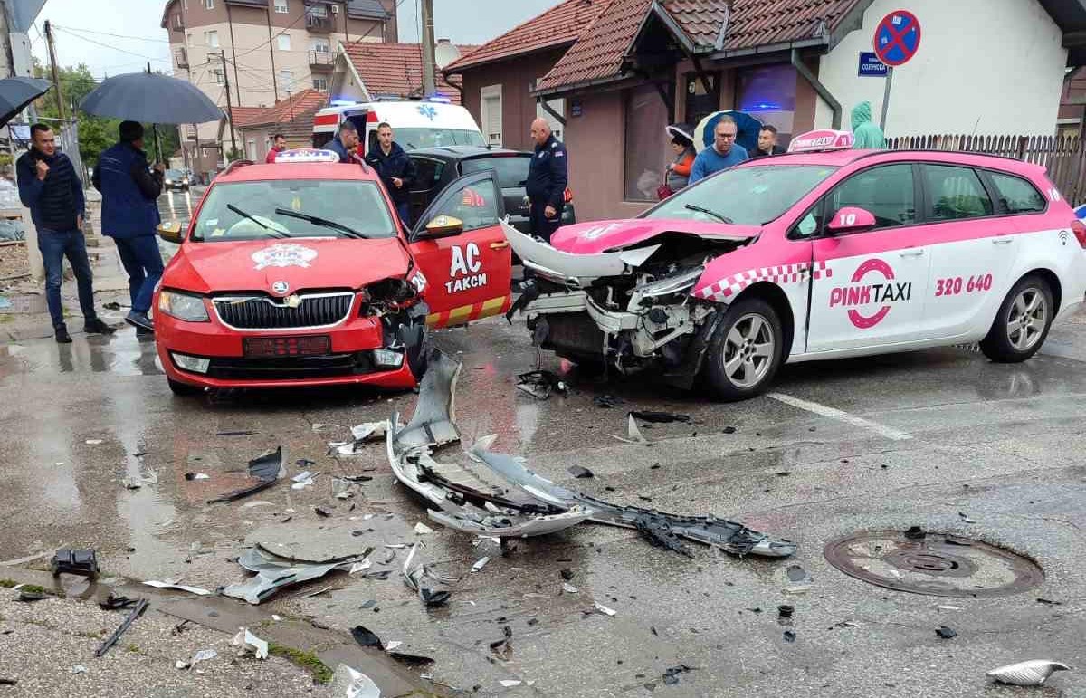 Žestok sudar nekoliko vozila na raskrsnici, tri osobe povređene/ Foto: RINA