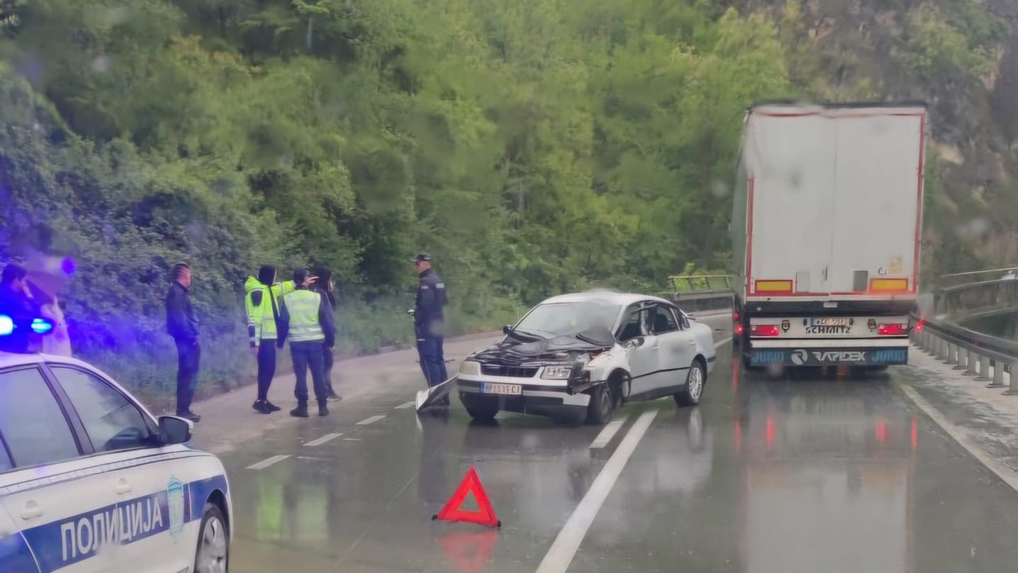 Zakucao se u prikolicu kamiona: Saobraćajna nezgoda kod Brodareva, jedno lice povređeno (FOTO)