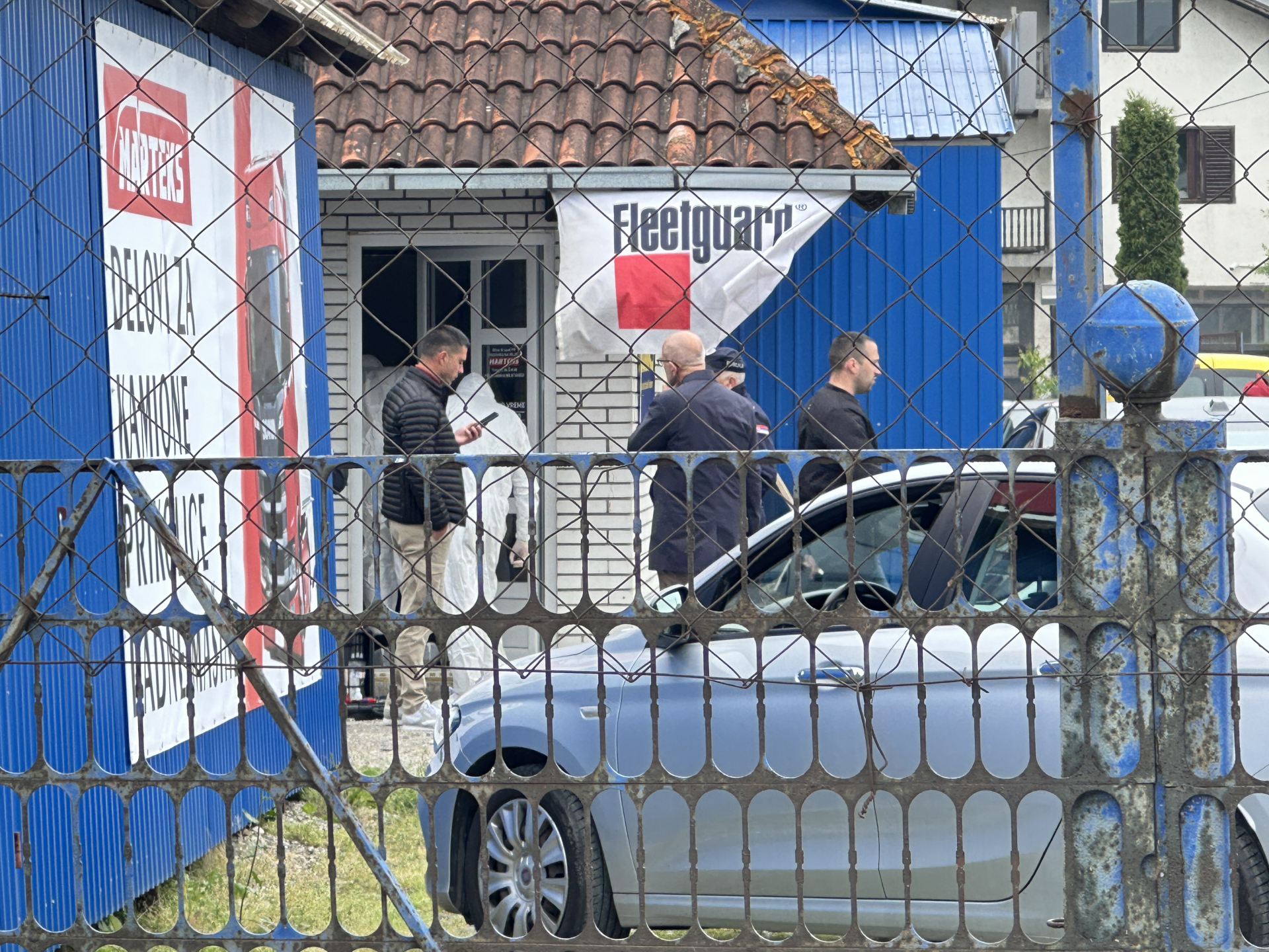Prve slike i snimci sa mesta ubistva u Preljini: Napadač u bekstvu, ubijeni od ranije poznat policiji - njegovim roditeljima Hitna pruža pmoć (FOTO)(VIDEO)