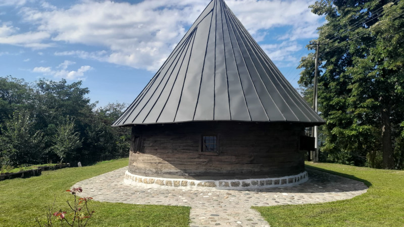 Meštani iz pepela digli svetinju i sagradili je svojim rukama za samo tri meseca: Jedinstvena crkva brvnara smeštena u selu Donja Orovica kod Ljubovije (FOTO)