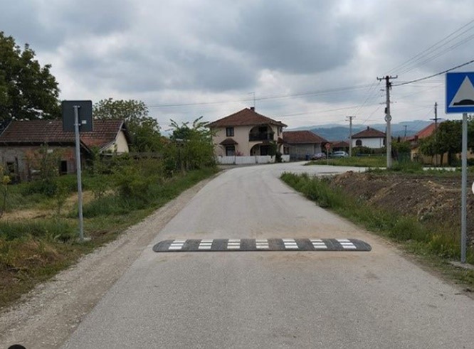 Bilo je krajnje vreme, mnogi ovuda divljaju: Postavljen "ležeći policajac" na jednom od najrizičnijih seoskih puteva u Čačku